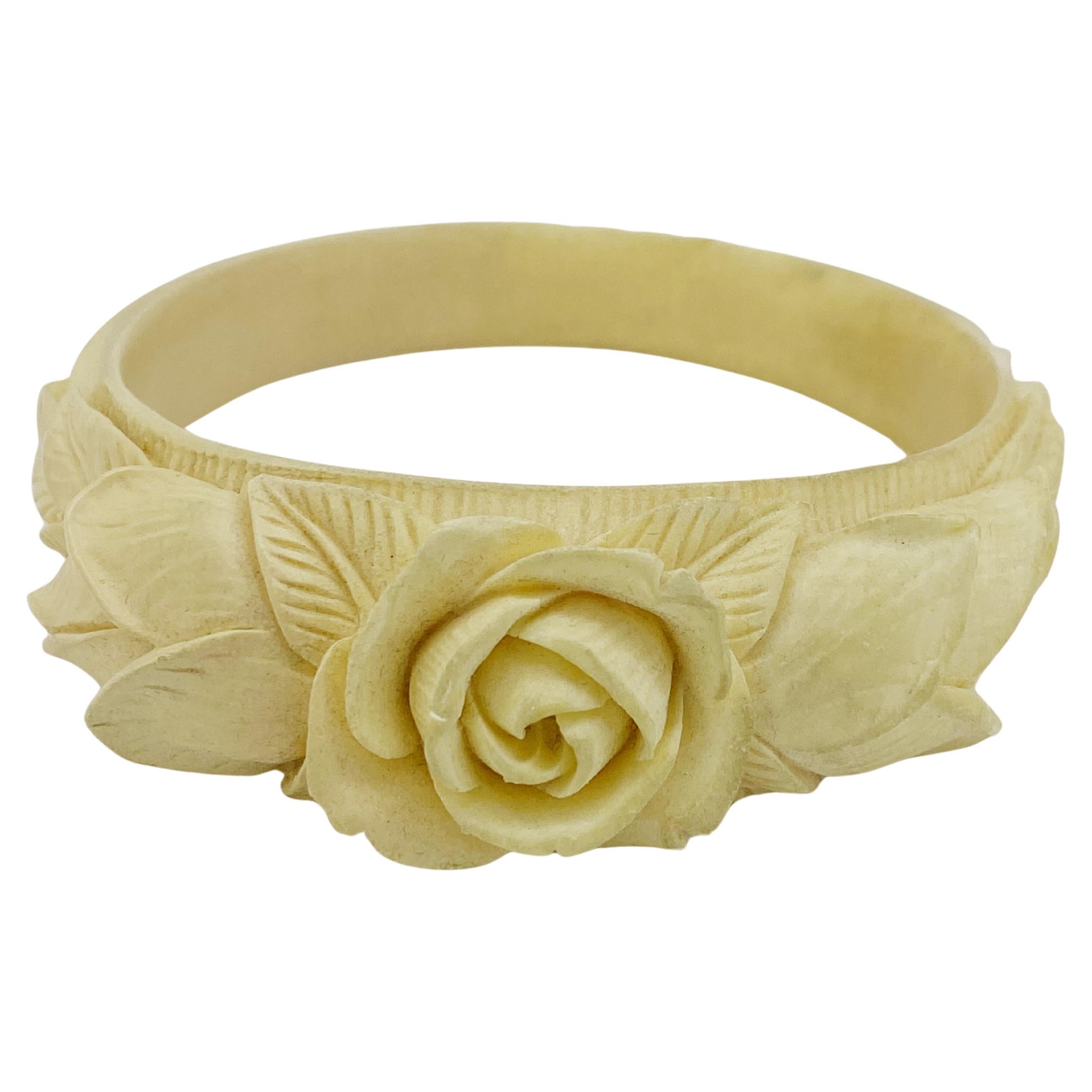 Bracciale/Bangle francese antico del XIX secolo con intaglio floreale a mano in vendita