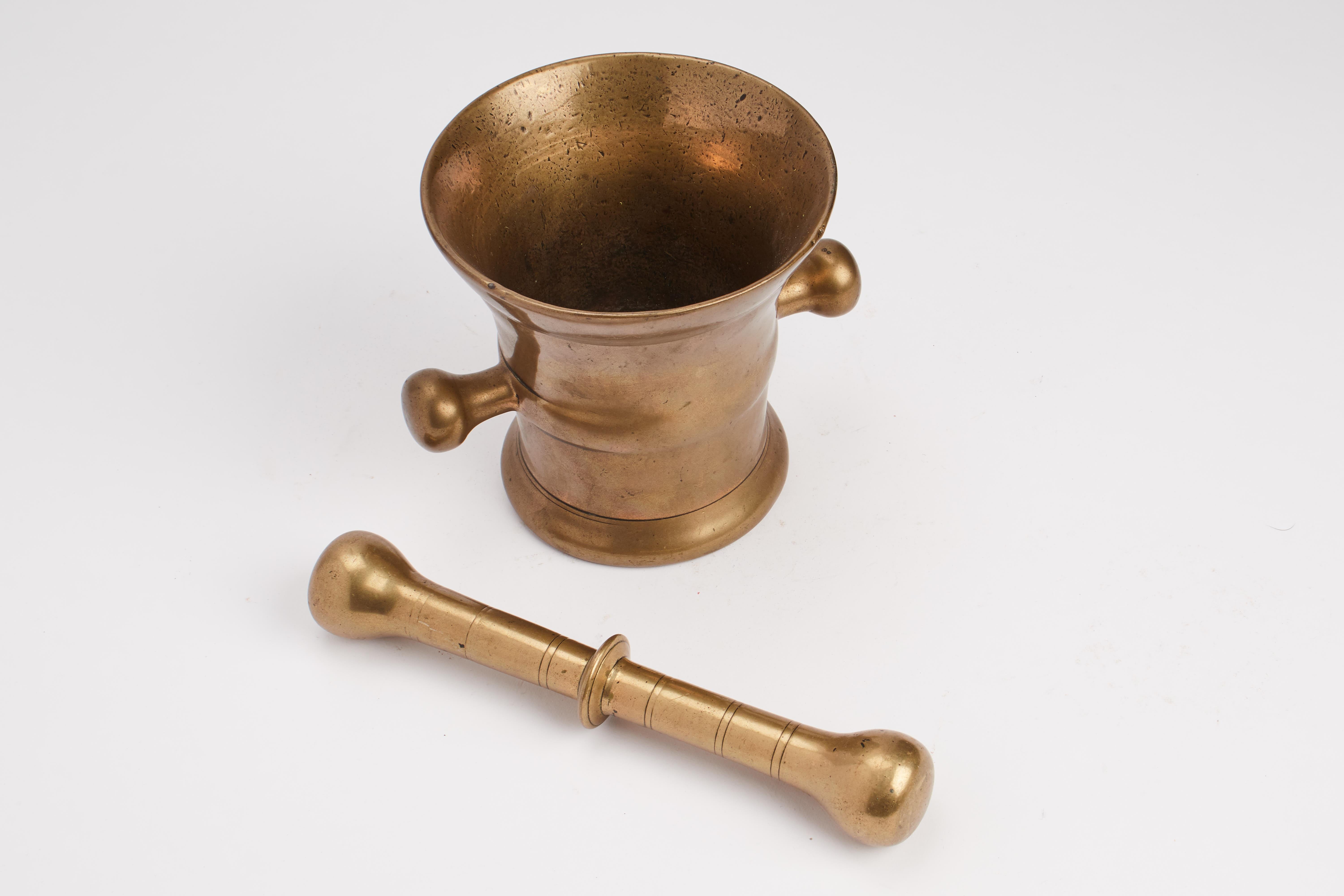 An apothecary bronze mortar and pestle, England 1800.  In Good Condition For Sale In Milan, IT