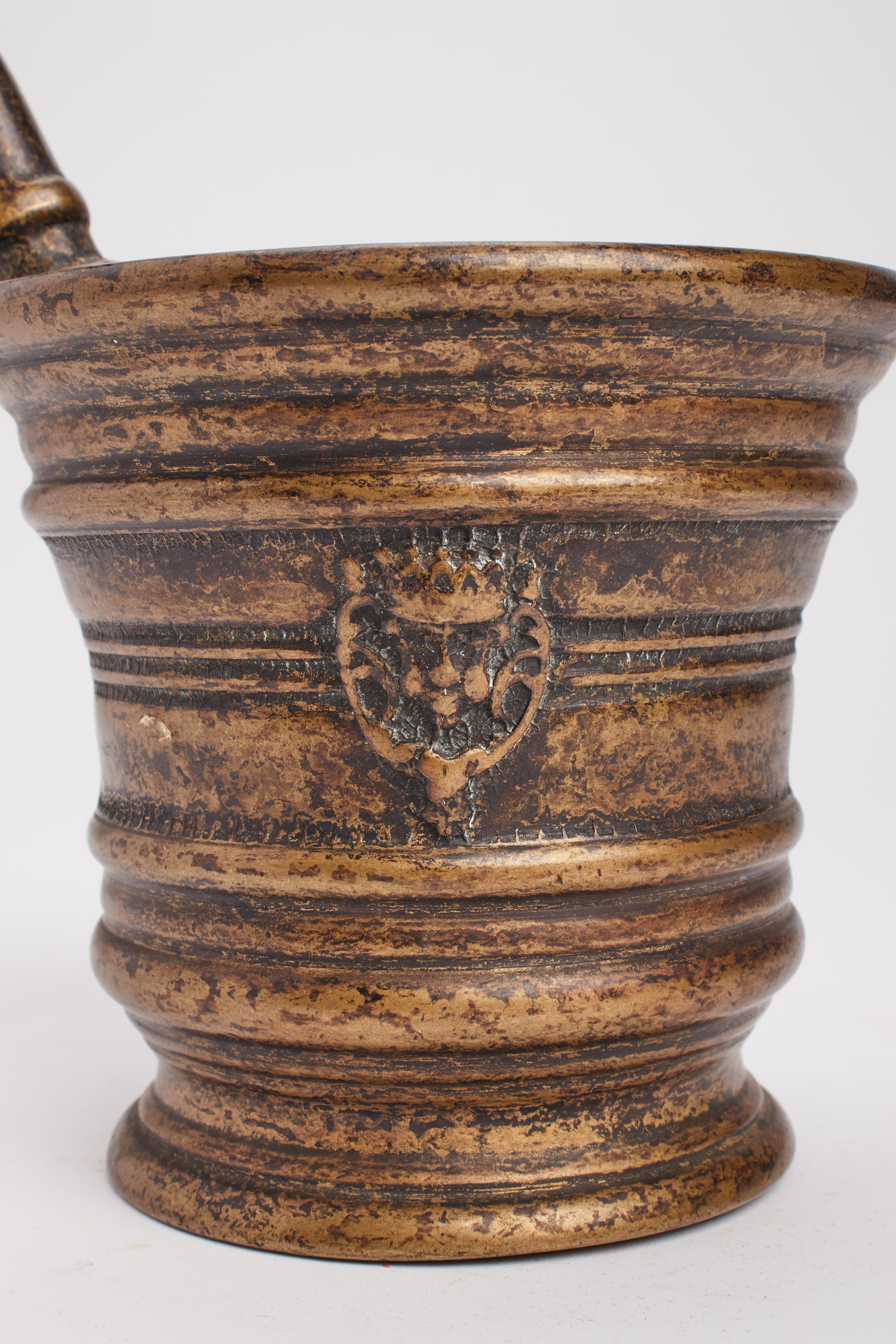 An apothecary bronze mortar and pestle, Italy 1700.  In Good Condition For Sale In Milan, IT