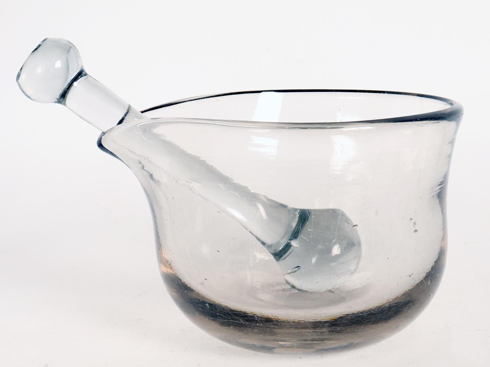 An apothecary glass mortar and pestle, Italy 18th century.  In Good Condition For Sale In Milan, IT