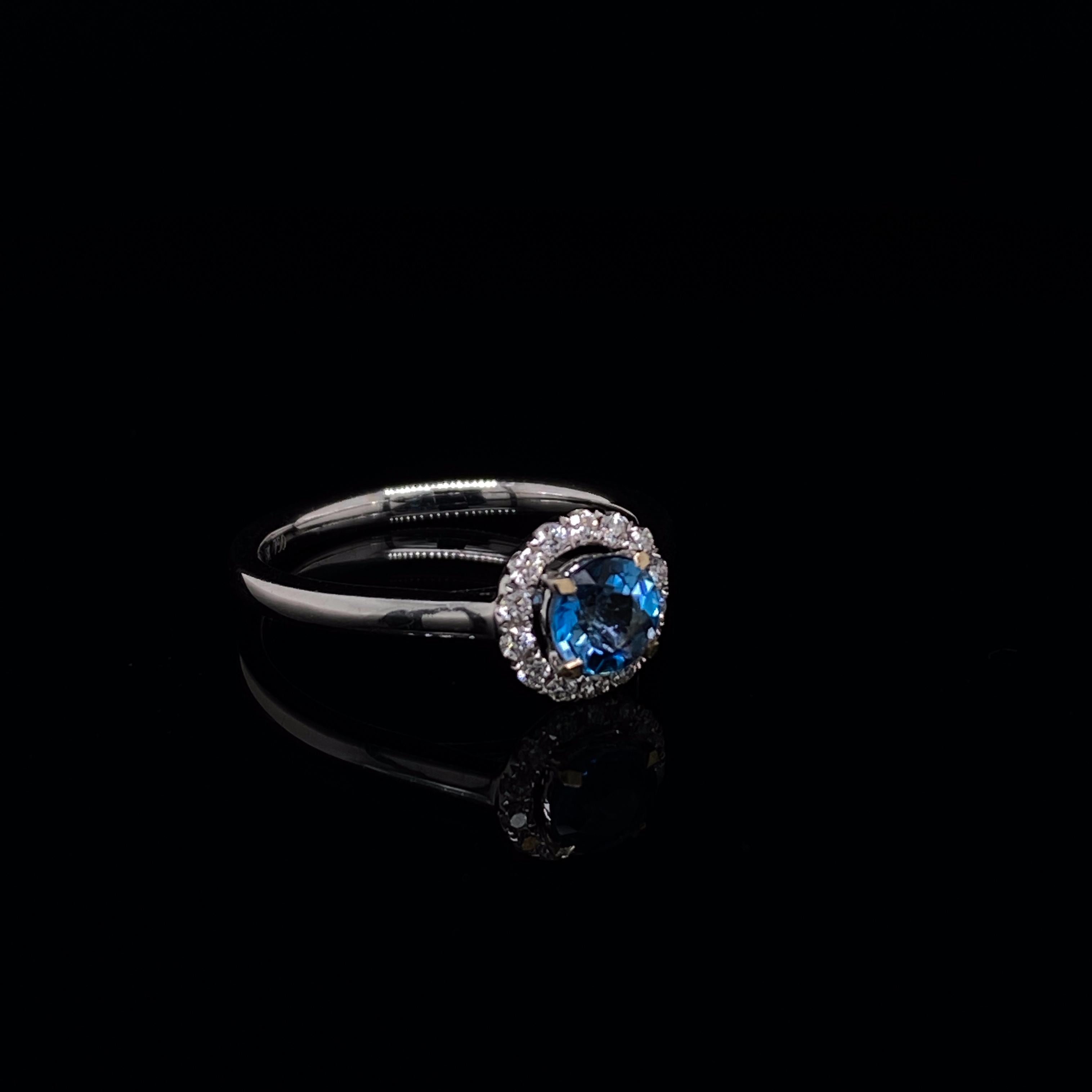 Runder Cluster-Ring mit Aquamarin und Diamant aus 18 Karat Weißgold im Zustand „Hervorragend“ in London, GB