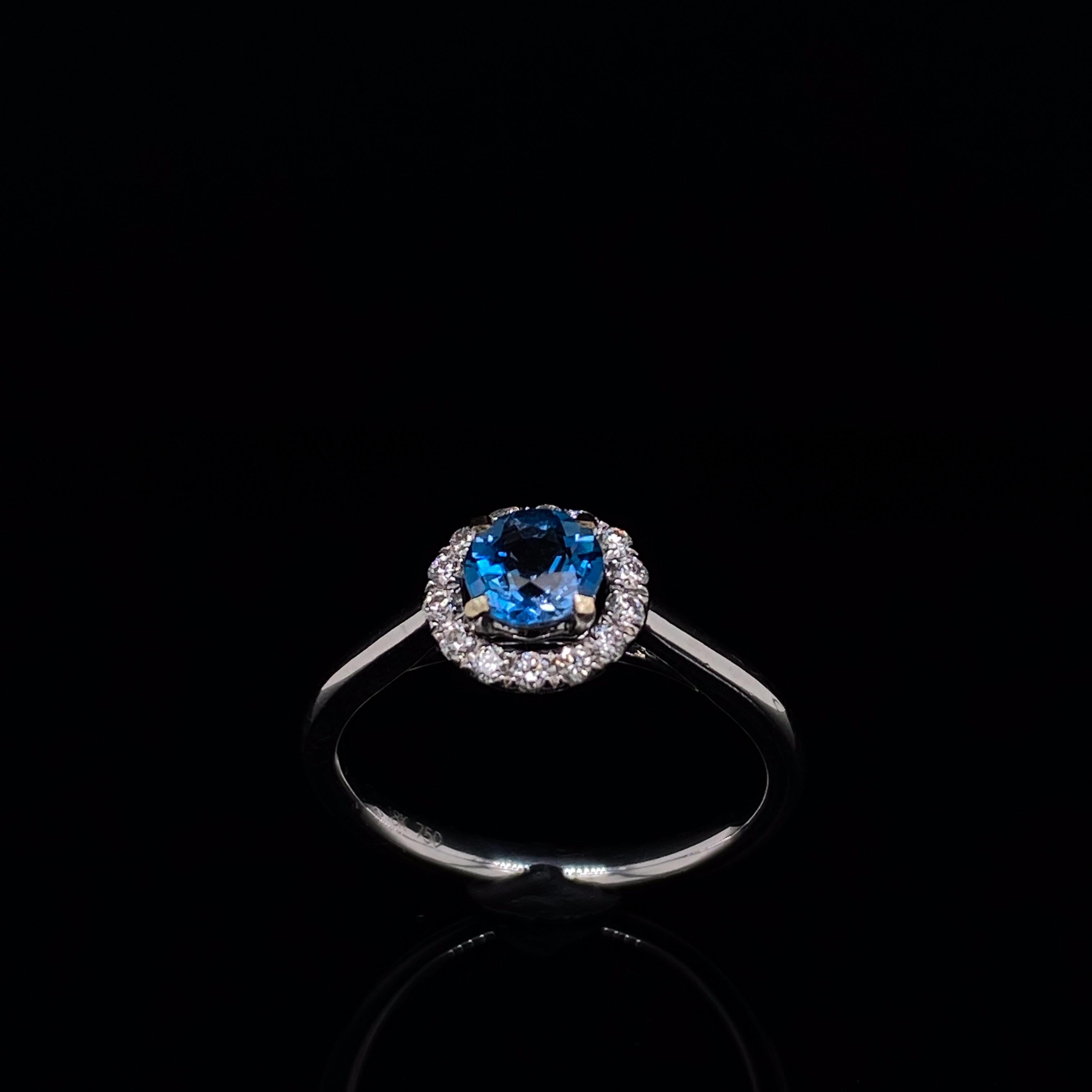 Modern Aquamarine and Diamond 18 Karat White Gold Round Cluster Ring For Sale
