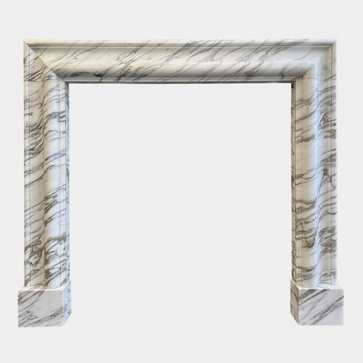 Ein Kaminsims aus Arabescato-Marmor (Queen Anne) im Angebot