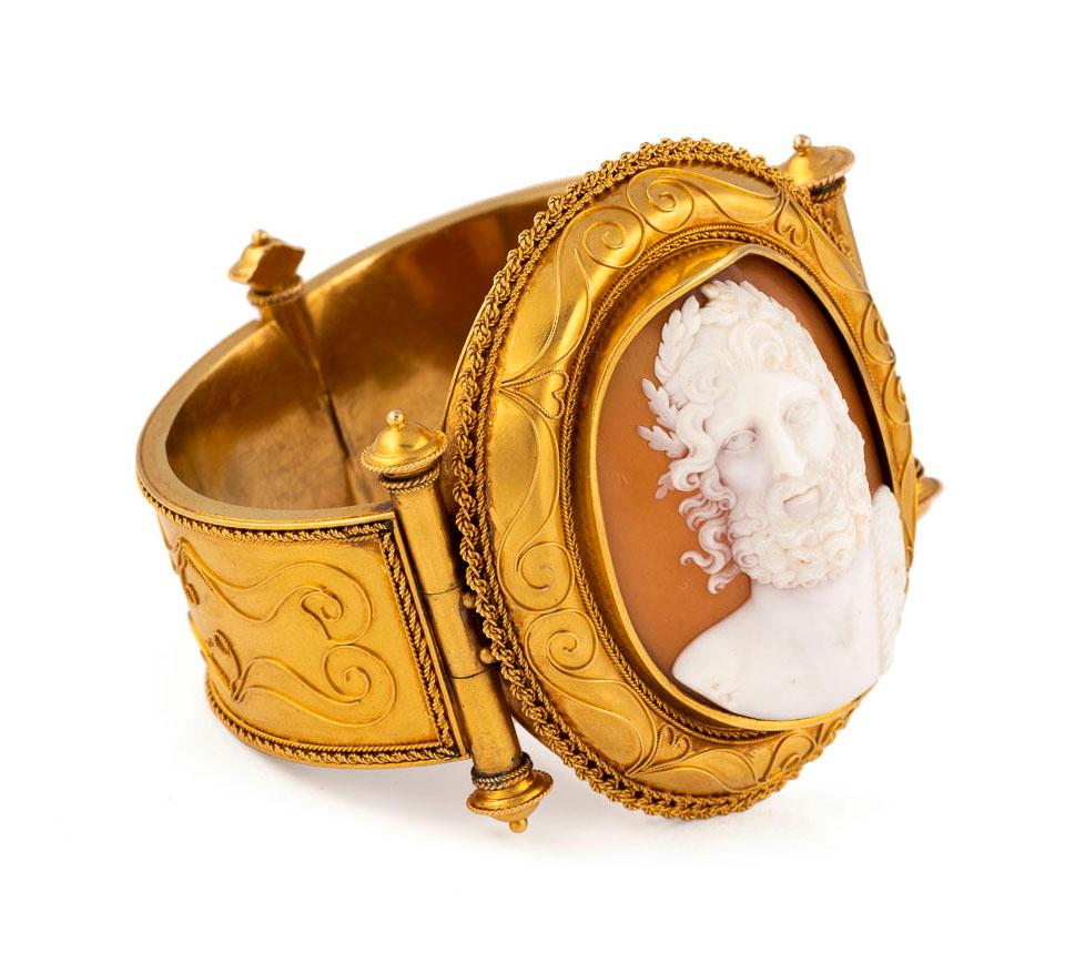 The frontispiece with cameo on the shell depicting Zeus 6,2 x 4,5 cm, within a scrollwork surround of ropetwist and bead detailing, between shoulders of similar detail, mounted in gold, inner diameter 6.0cm
Original Case


