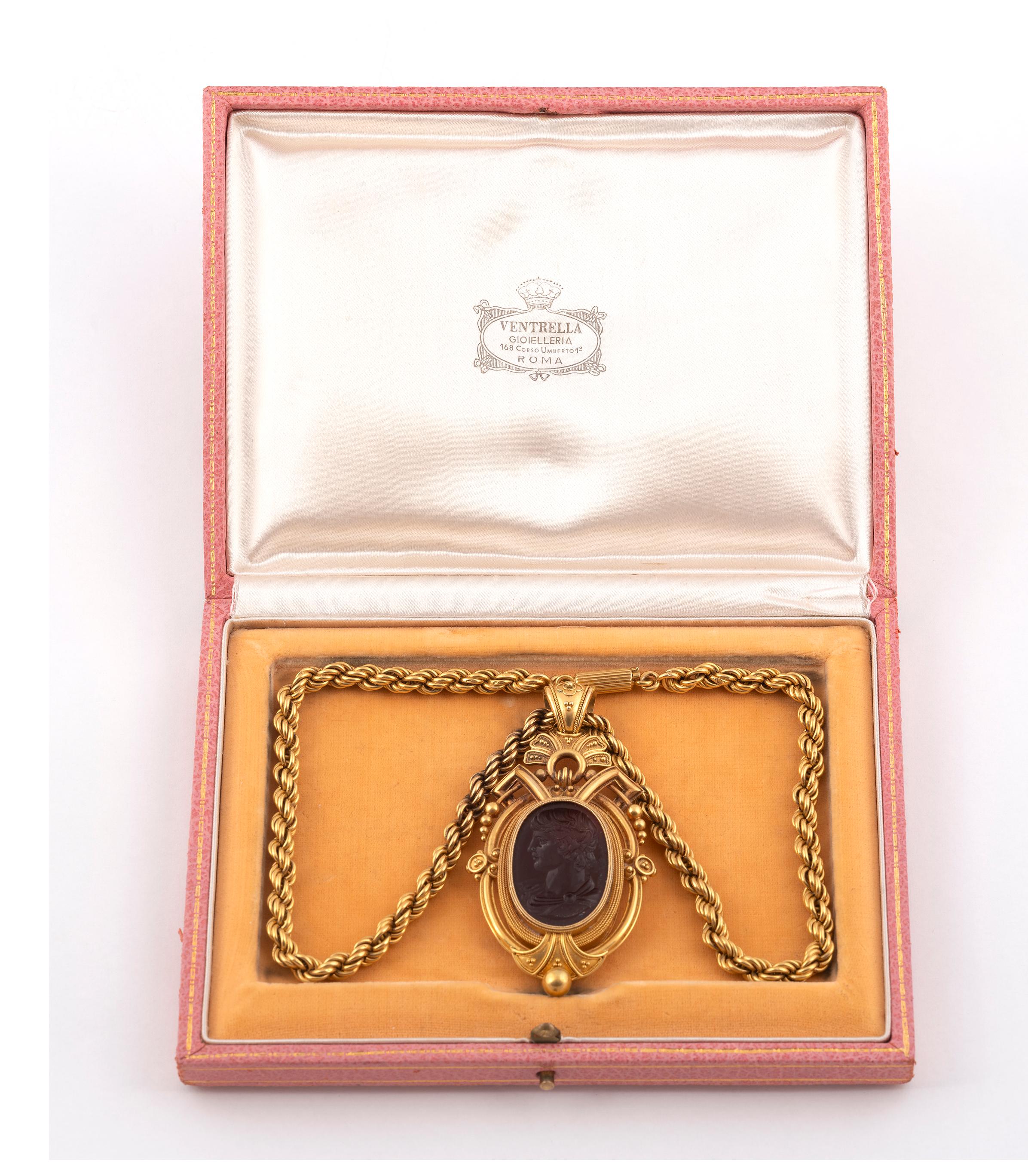 An Archaeological Revival Gold And Agate Intaglio Necklace Circa 1850 In Excellent Condition For Sale In Firenze, IT