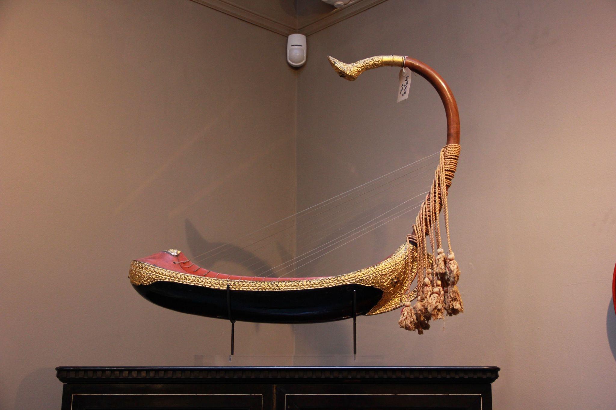 Eine Bogenharfe (Saung Gauk), Birma, 20. Jahrhundert (Birmanisch) im Angebot