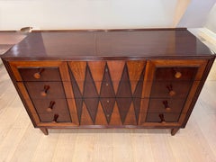 An architectural Italian 1950s four drawers commode