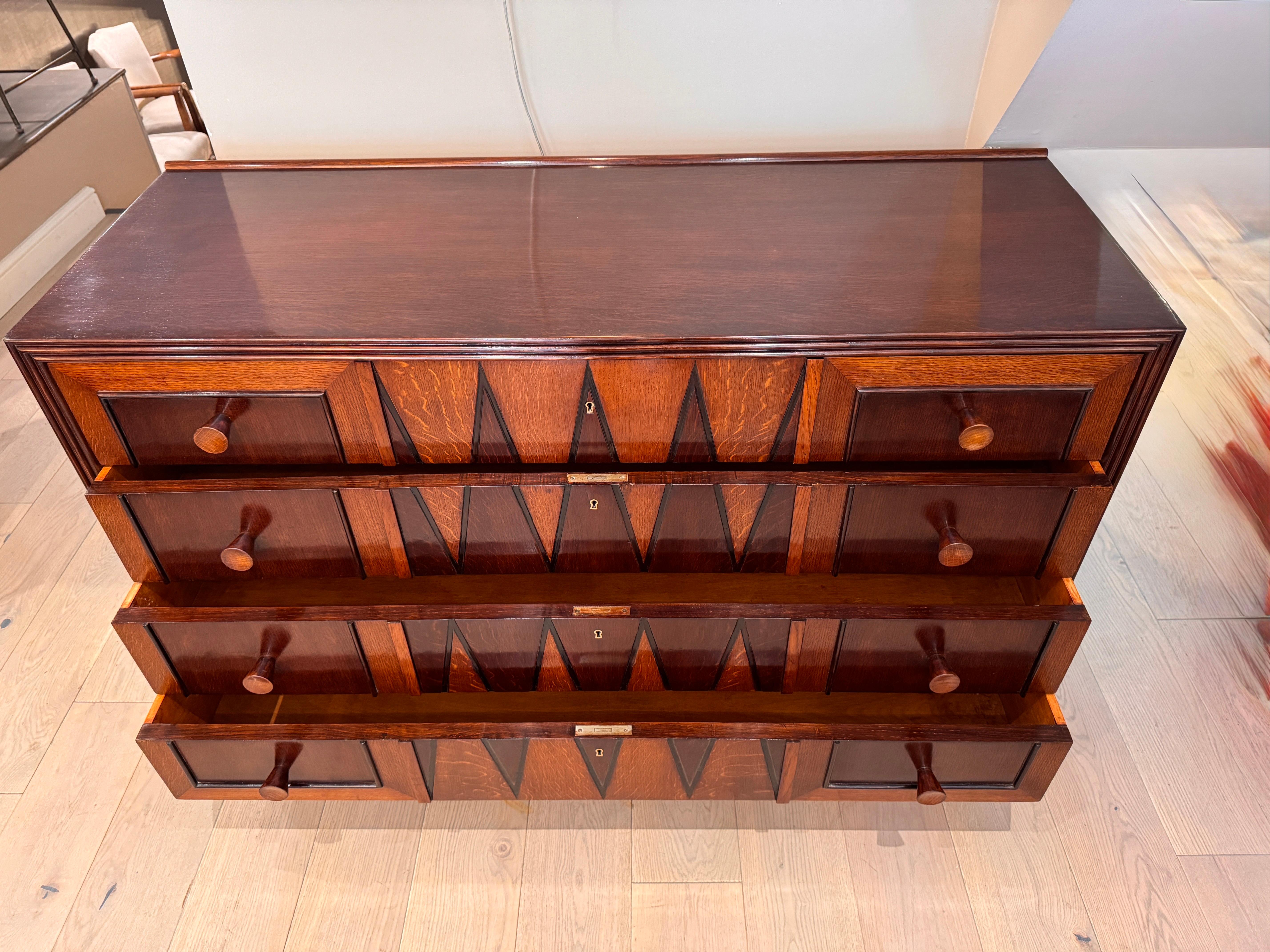 Cómoda arquitectónica italiana de cuatro cajones de los años 50 siglo XX en venta