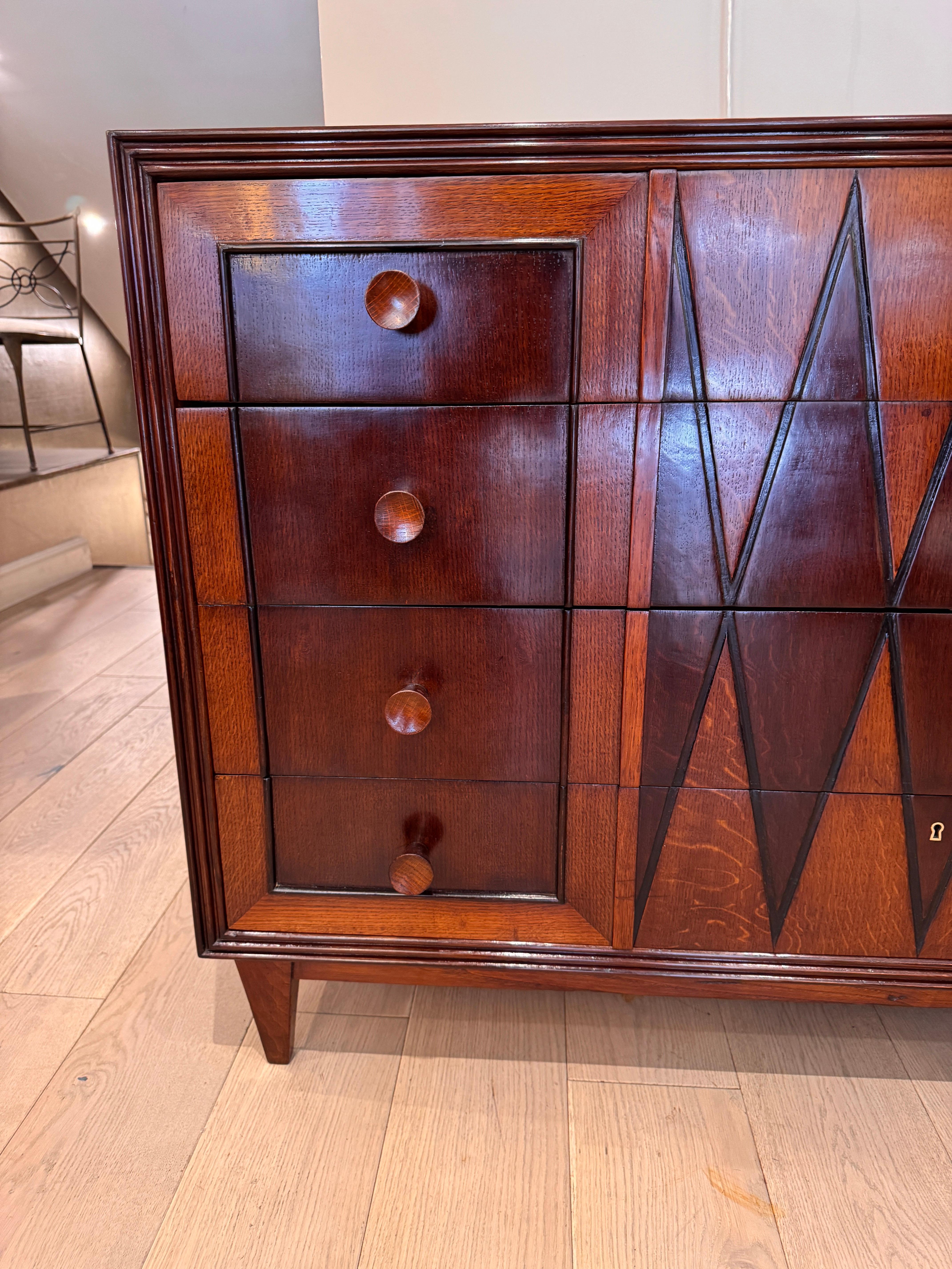 Cómoda arquitectónica italiana de cuatro cajones de los años 50 Cereza en venta