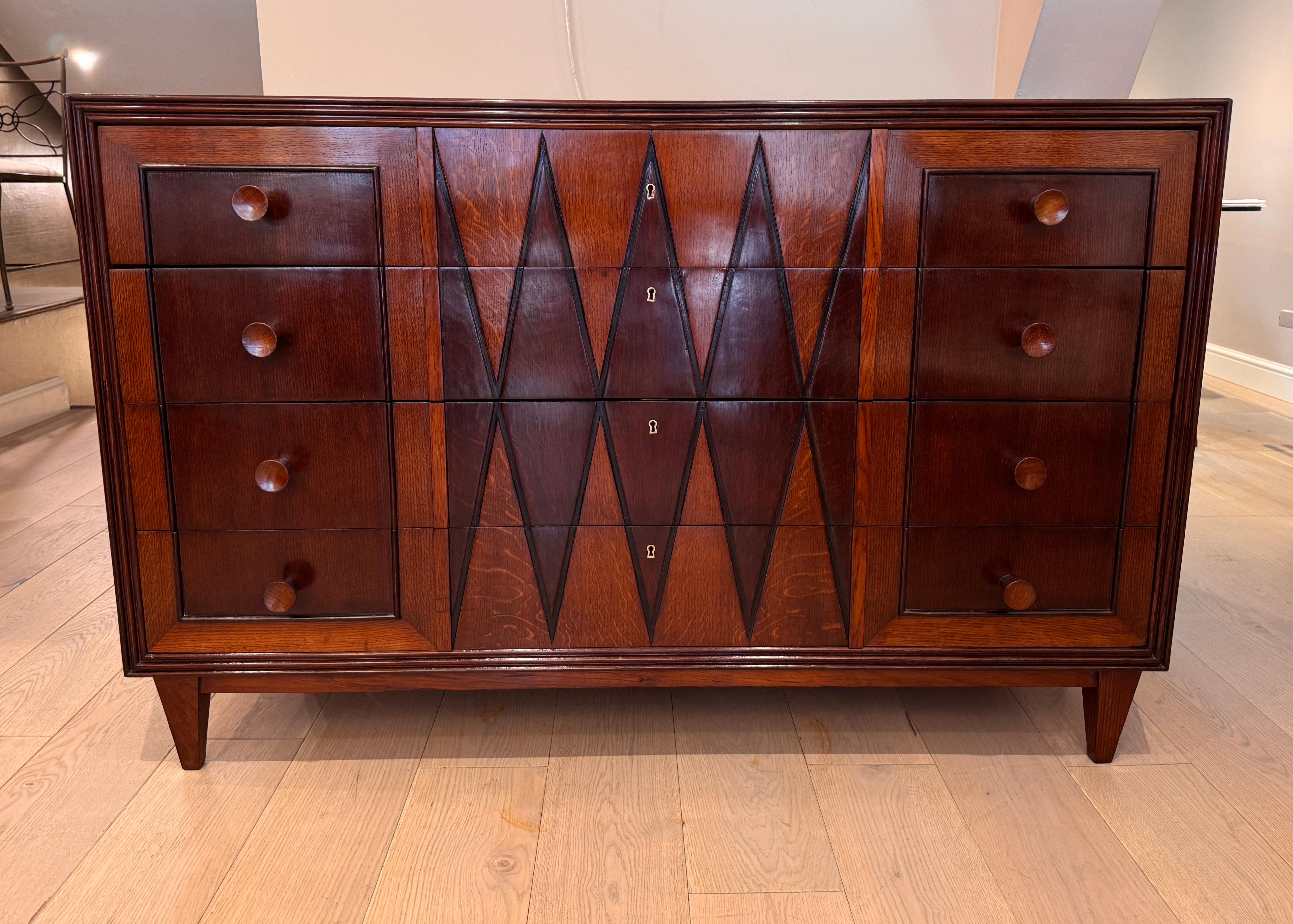 Cómoda arquitectónica italiana de cuatro cajones de los años 50 en venta 2