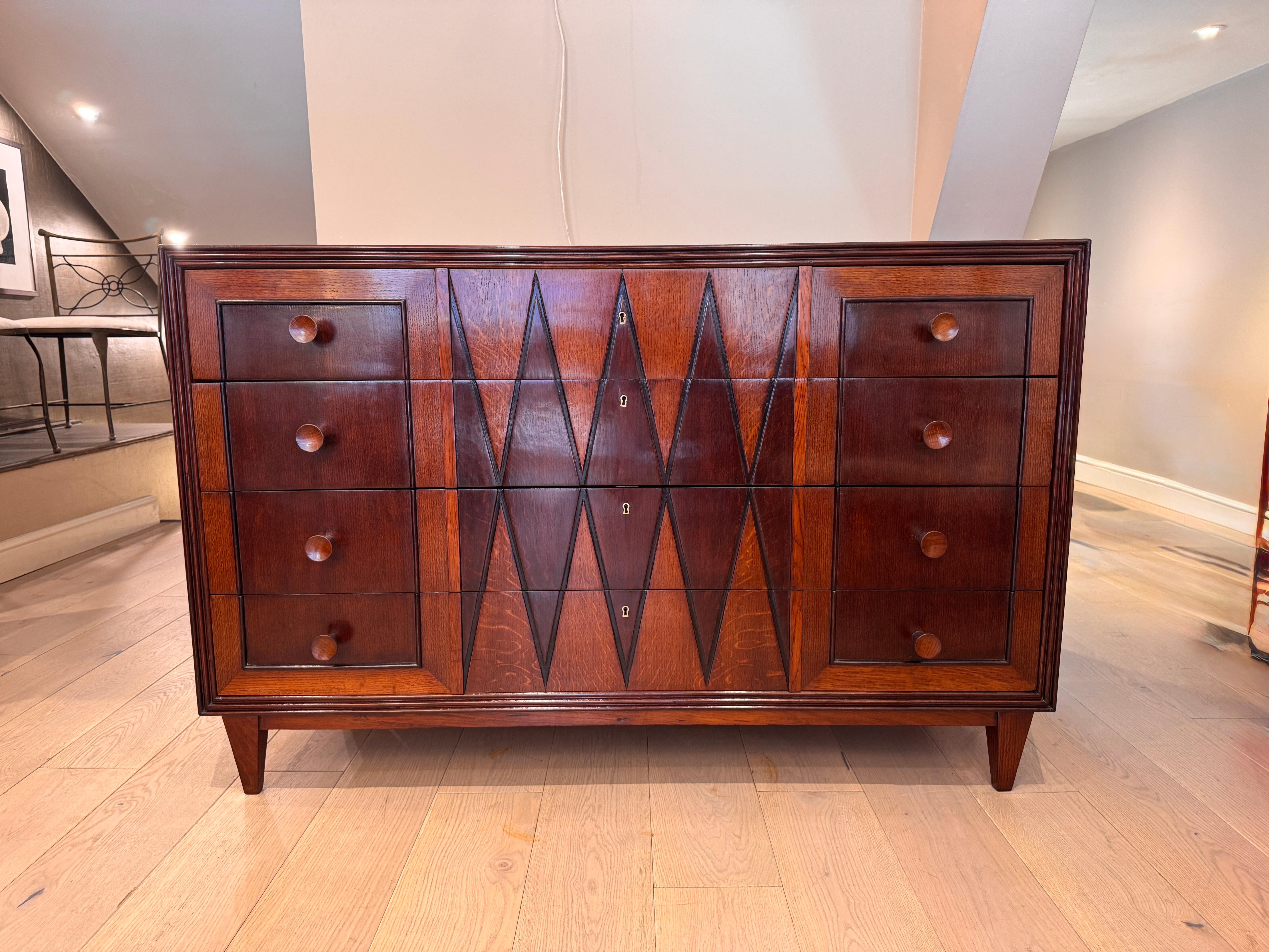 Cómoda arquitectónica italiana de cuatro cajones de los años 50 en venta 3