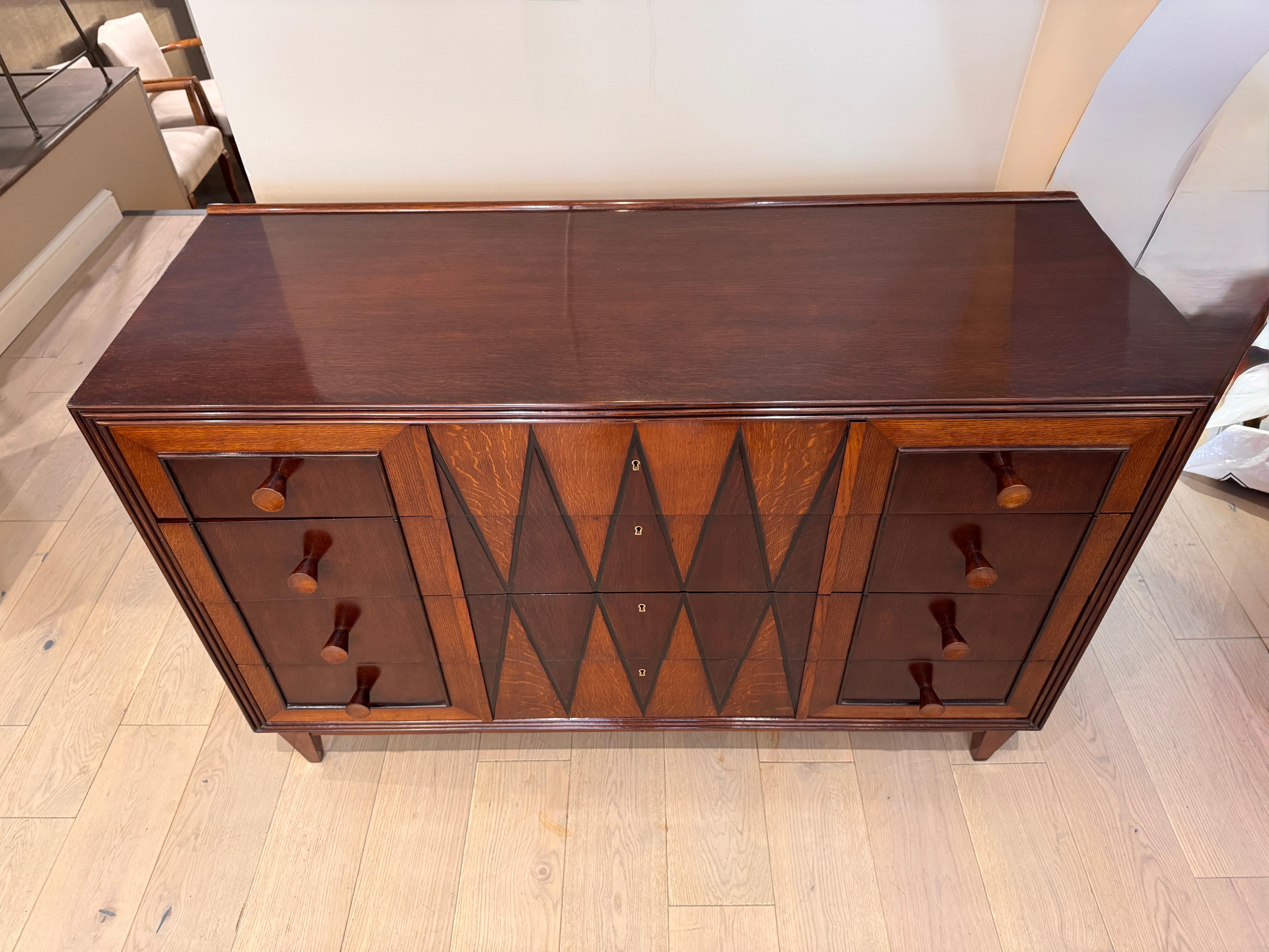 Cómoda arquitectónica italiana de cuatro cajones de los años 50 en venta 4