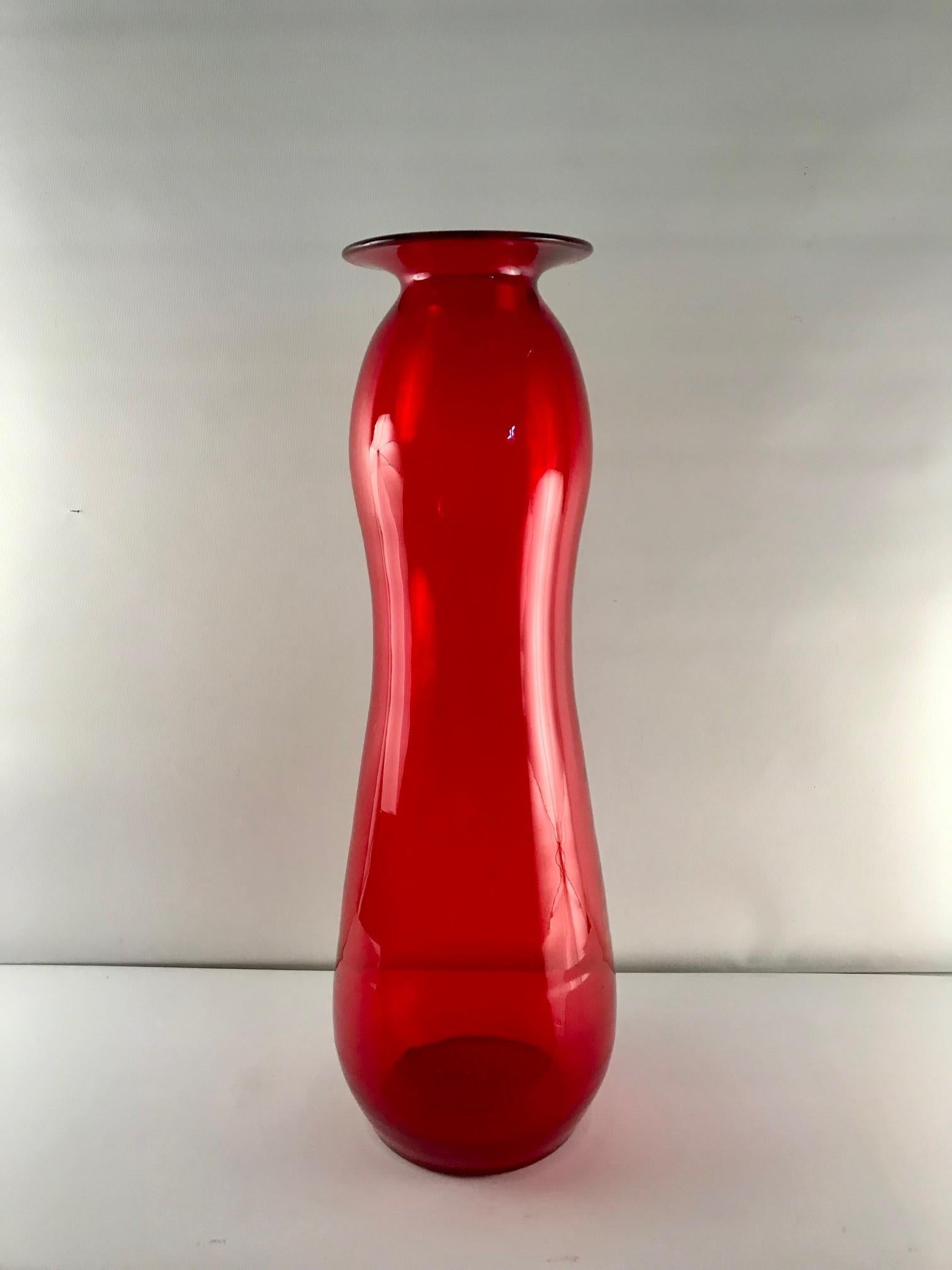 Vase aus MCM-Rubin-Kunstglas, Blenko zugeschrieben (Moderne der Mitte des Jahrhunderts) im Angebot