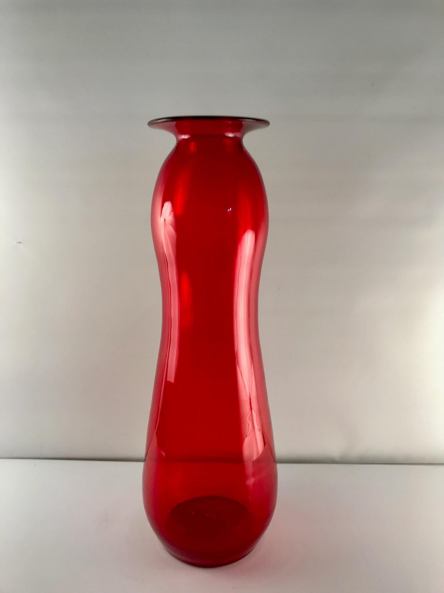 Vase aus MCM-Rubin-Kunstglas, Blenko zugeschrieben (amerikanisch) im Angebot