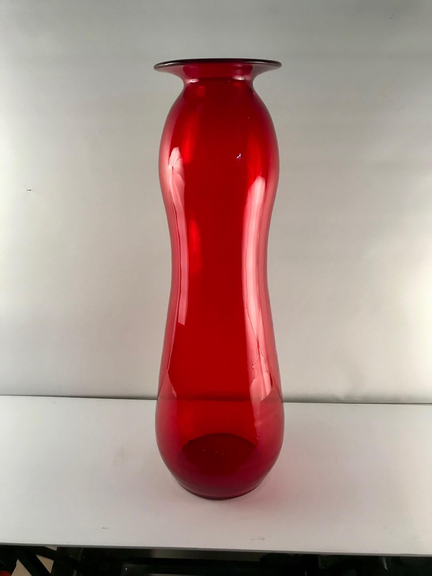 Vase aus MCM-Rubin-Kunstglas, Blenko zugeschrieben (Handgeschnitzt) im Angebot