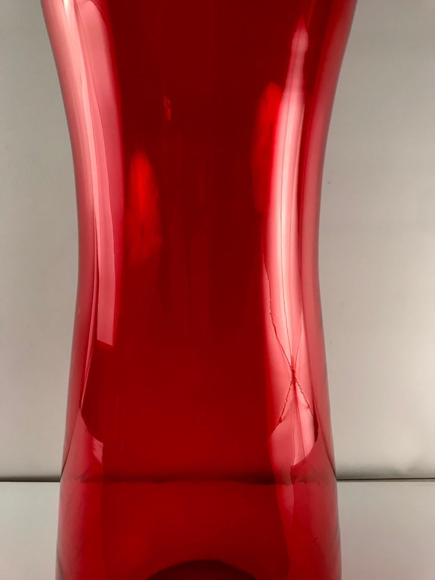 Vase aus MCM-Rubin-Kunstglas, Blenko zugeschrieben (Glaskunst) im Angebot