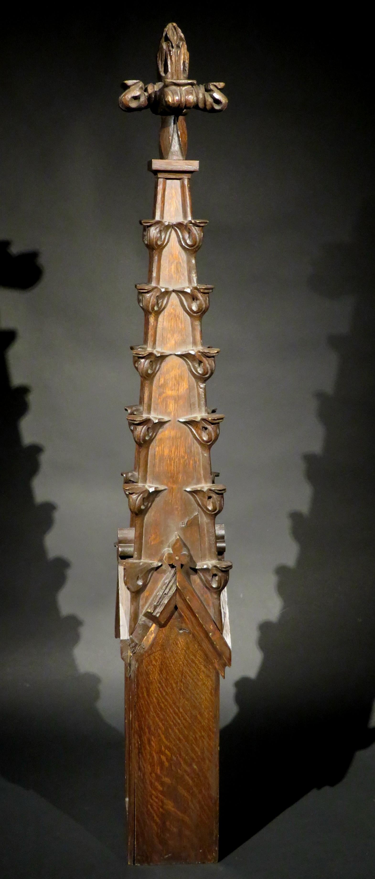 Sculpté Modèle architectural d'un pinacle ou d'une flèche gothique, France Vers 1900