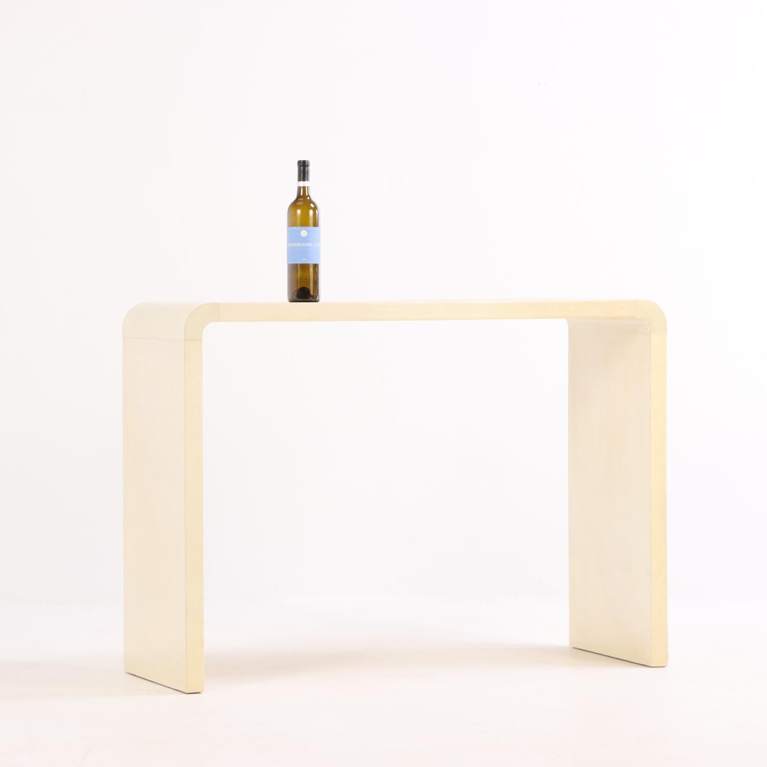 Sud-américain Console en cascade recouverte de parchemin d'Argental. en vente
