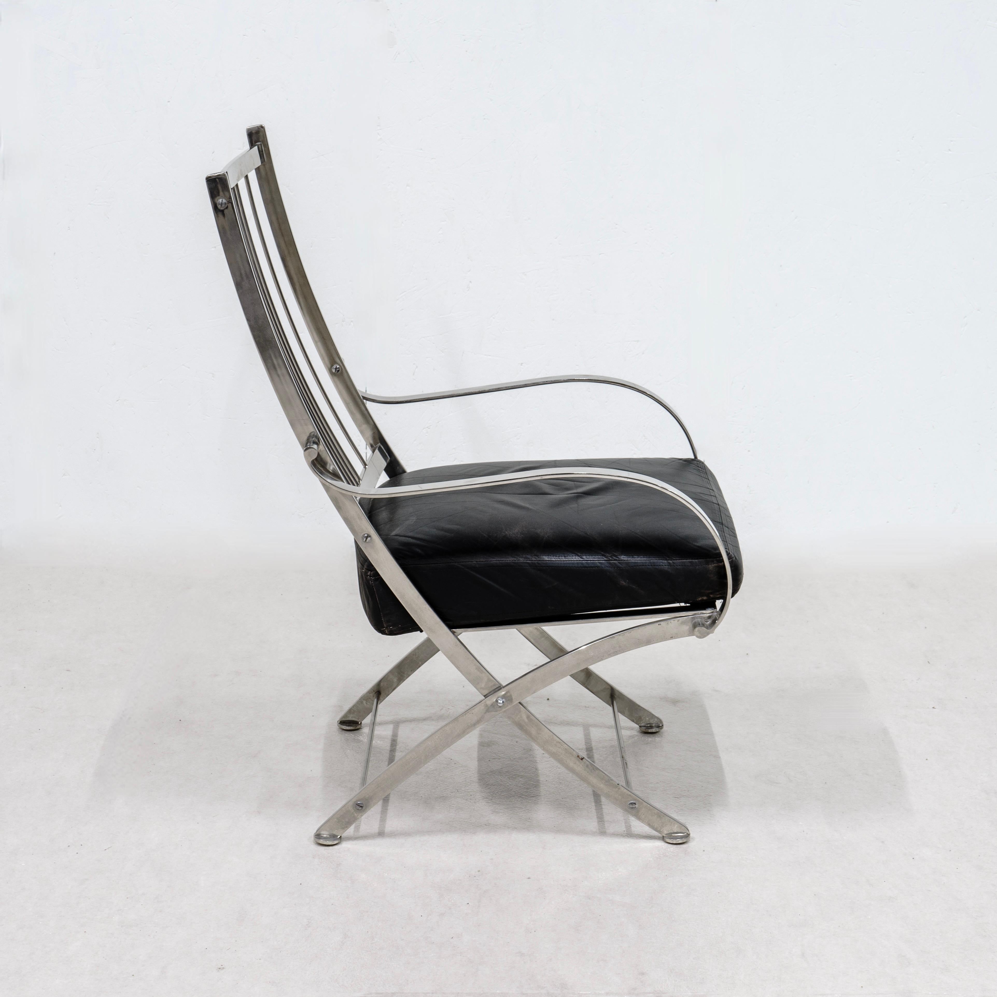 An armchair in chromed steel, seat in black leather, and its ottoman. House of Jansen, France, 1980s.

38,18x21,65x27,55 Seat
18,11 ottoman
18,11x19,68x17,71