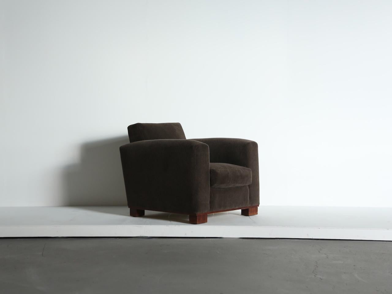 Un sillón club de los años 50 atribuido a Jacques Adnet.  Recién tapizada en tela de alpaca de primera calidad, pura y de color topo.  Envío rápido a todo el mundo.



