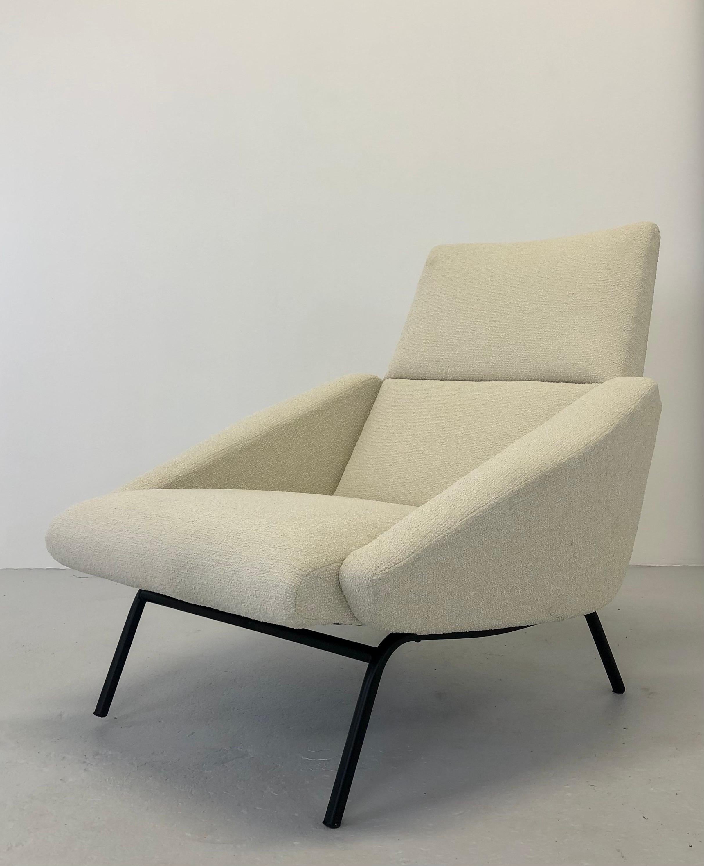 Dieser Sessel von Gérard Guermonprez, der typisch für die französischen Möbel der 1950er Jahre ist, weist Ähnlichkeiten mit den Werken von Pierre Paulin und Pierre Guariche auf, zwei Ikonen des Designs aus dieser Zeit. Diese Designer legten Wert auf