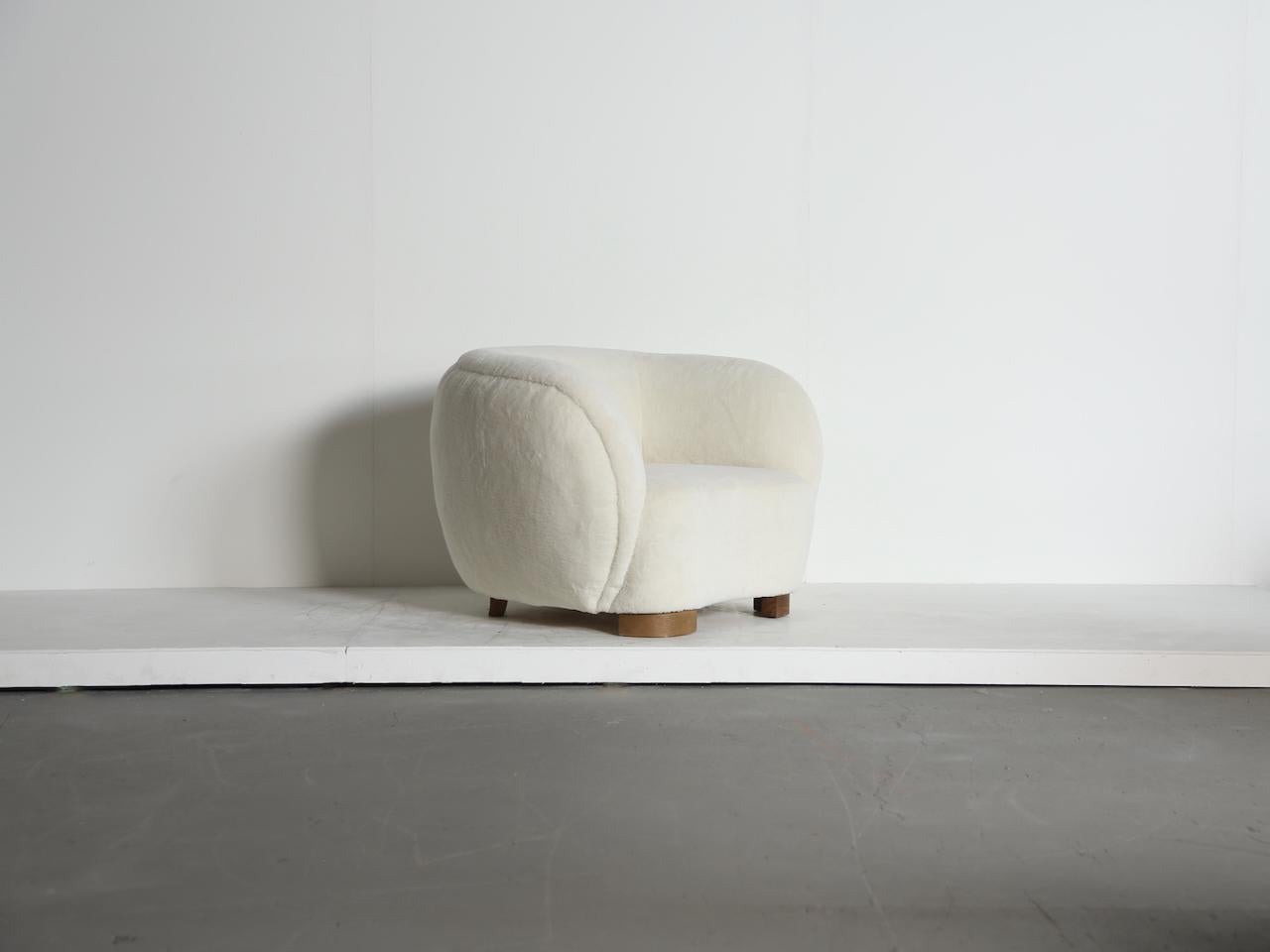 Un sillón moderno, al estilo de Flemming Lassen / Viggo Boesen / Royere, tapizado en tela de pura lana de alpaca. Envío rápido a todo el mundo.



