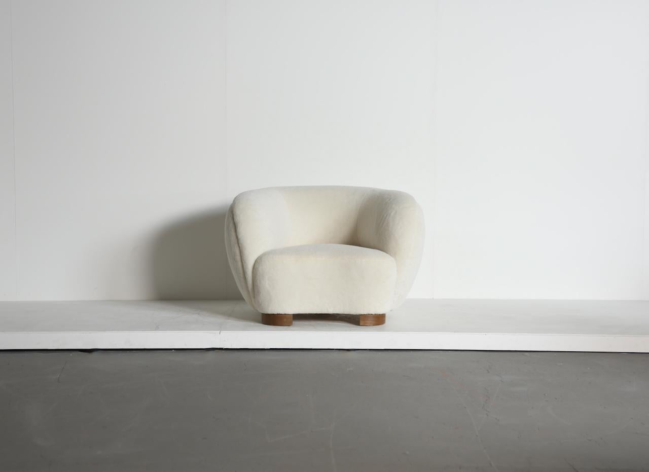 Un sillón tapizado en alpaca pura Escandinavo moderno en venta