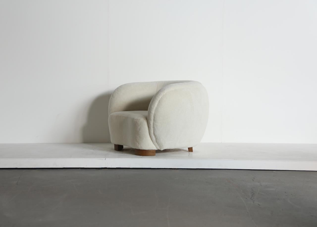 Un sillón tapizado en alpaca pura Siglo XXI y contemporáneo en venta