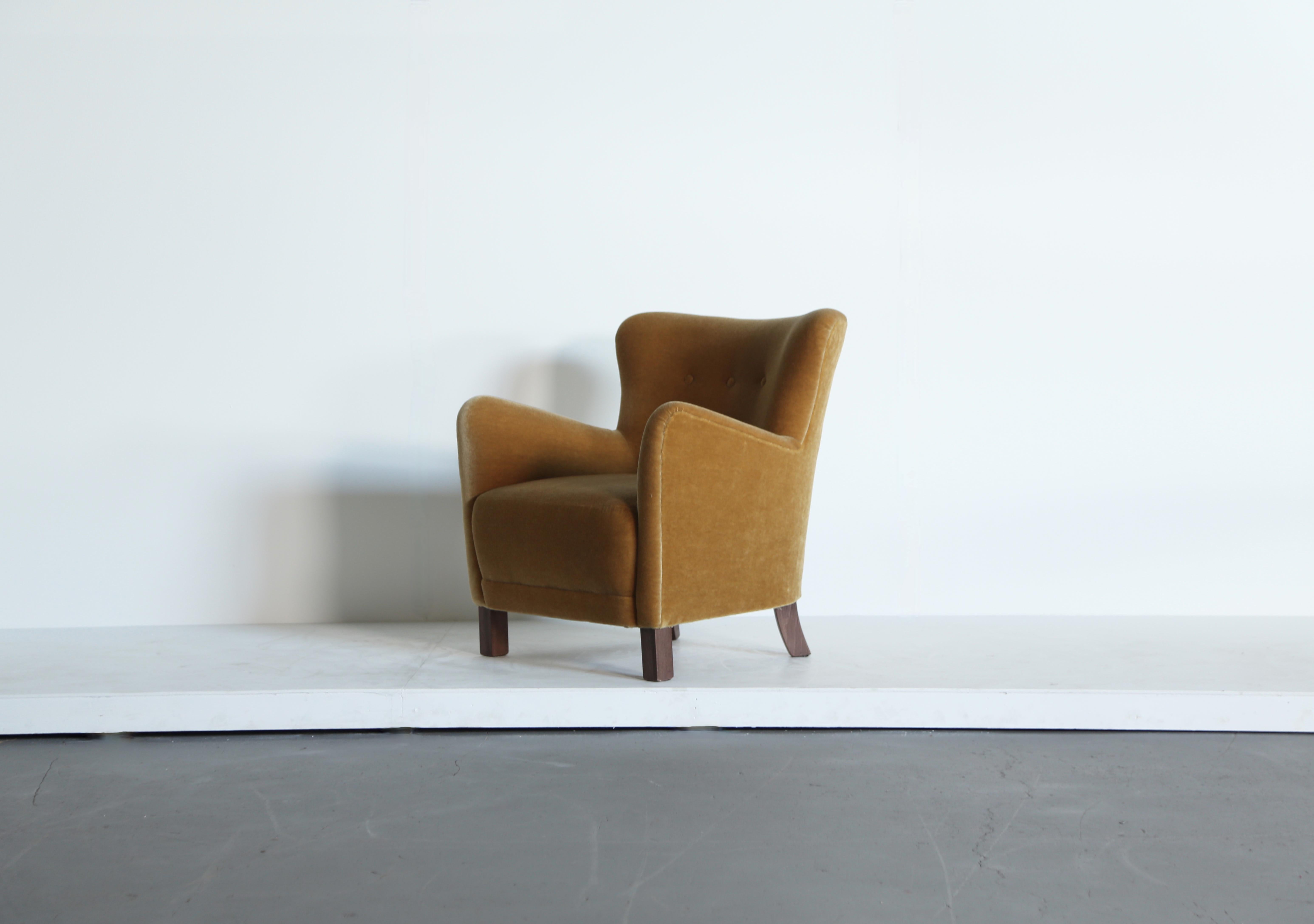 Chaise / fauteuil de salon moderne revêtu d'un tissu mohair pur de première qualité, doux et de couleur jaune d'or.  Châssis en Beeche et sièges à ressorts.  Fabriqué à la main en Angleterre.  Également disponible en COM.  Le prix affiché est celui