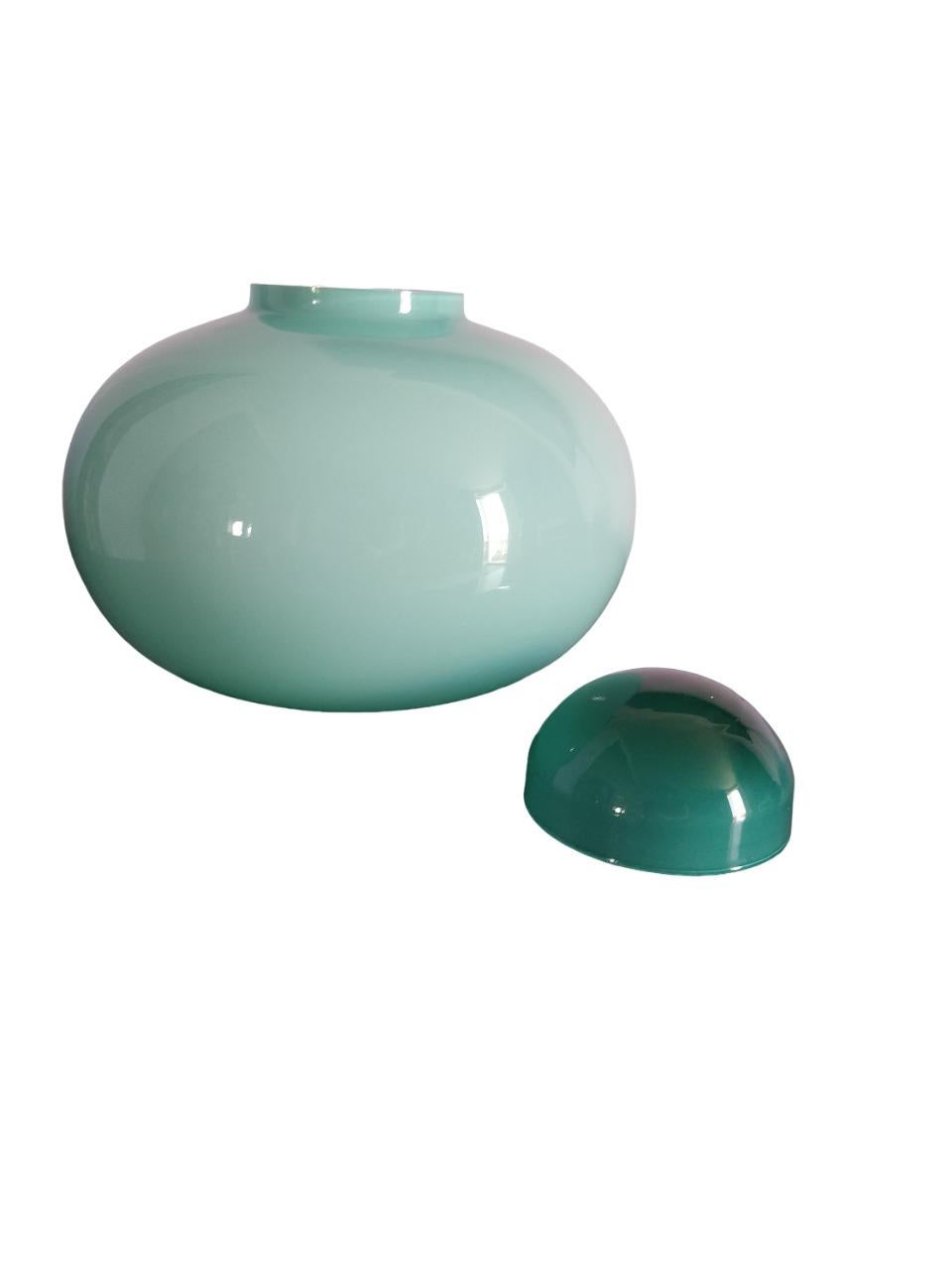 An around green vase with stopper Italy 1970's  IVV In Excellent Condition For Sale In Firenze, FI