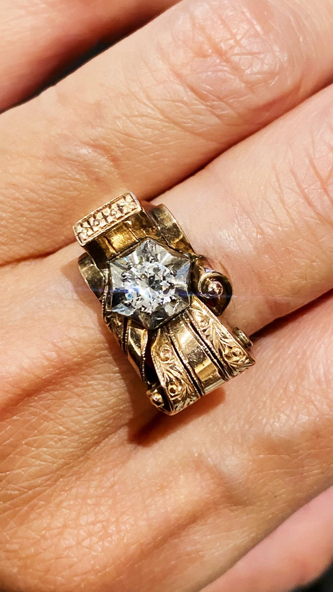 Elegantes und visuell auffälliges Bogen-Design 
dieses Stück stammt aus der Zeit des Art-Deco - um 1930 

Zentraler Krallenbesatz mit Diamant im alten europäischen Schliff
von beeindruckender Größe - 0,45ct 
von Farbe G, Reinheit SI1 und