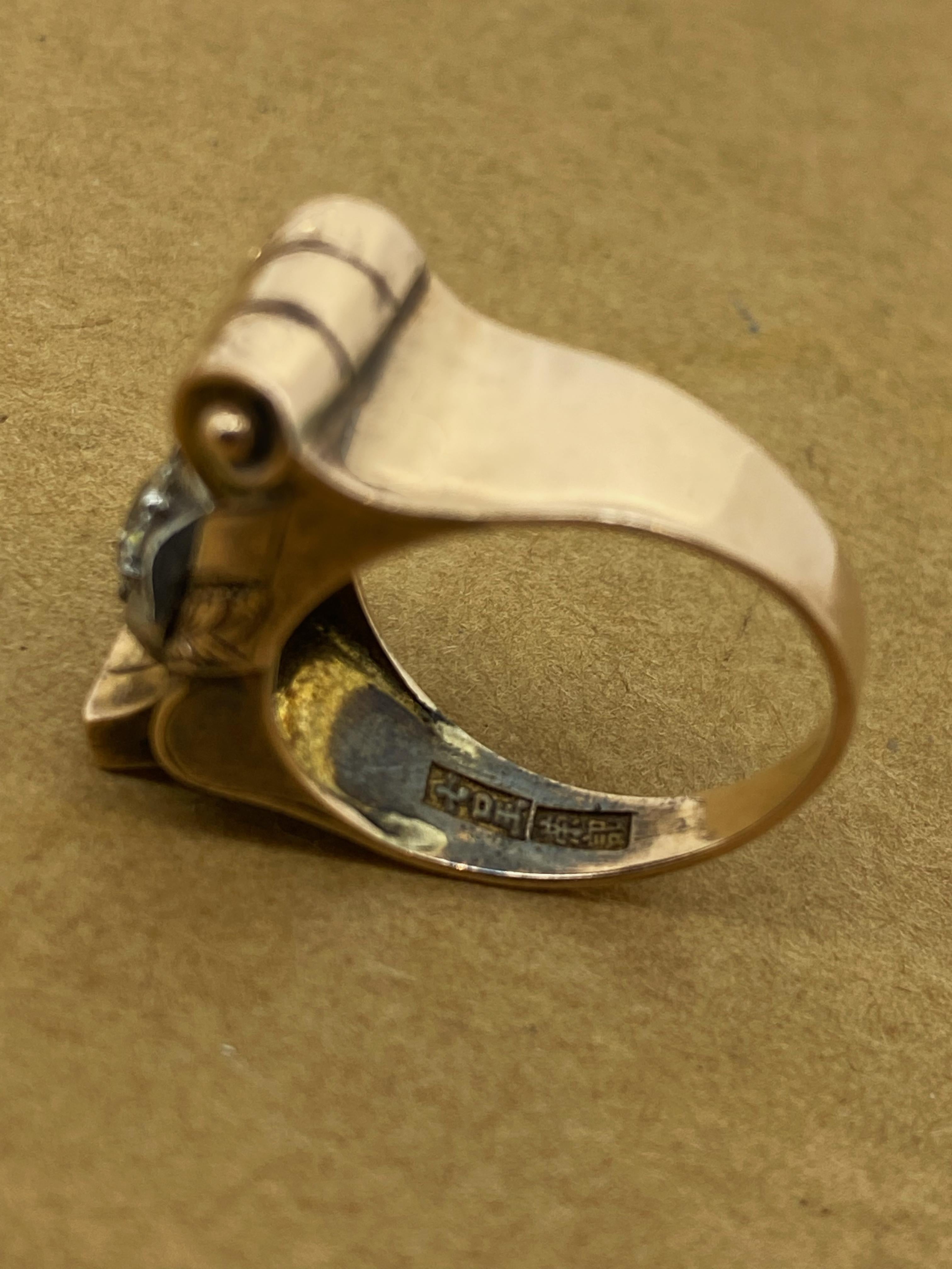 Ein Art-Deco-Ring mit 0,45 Karat Diamanten im alten europäischen Schliff und Bogenmotiv aus 14 Karat Roségold (Art déco)