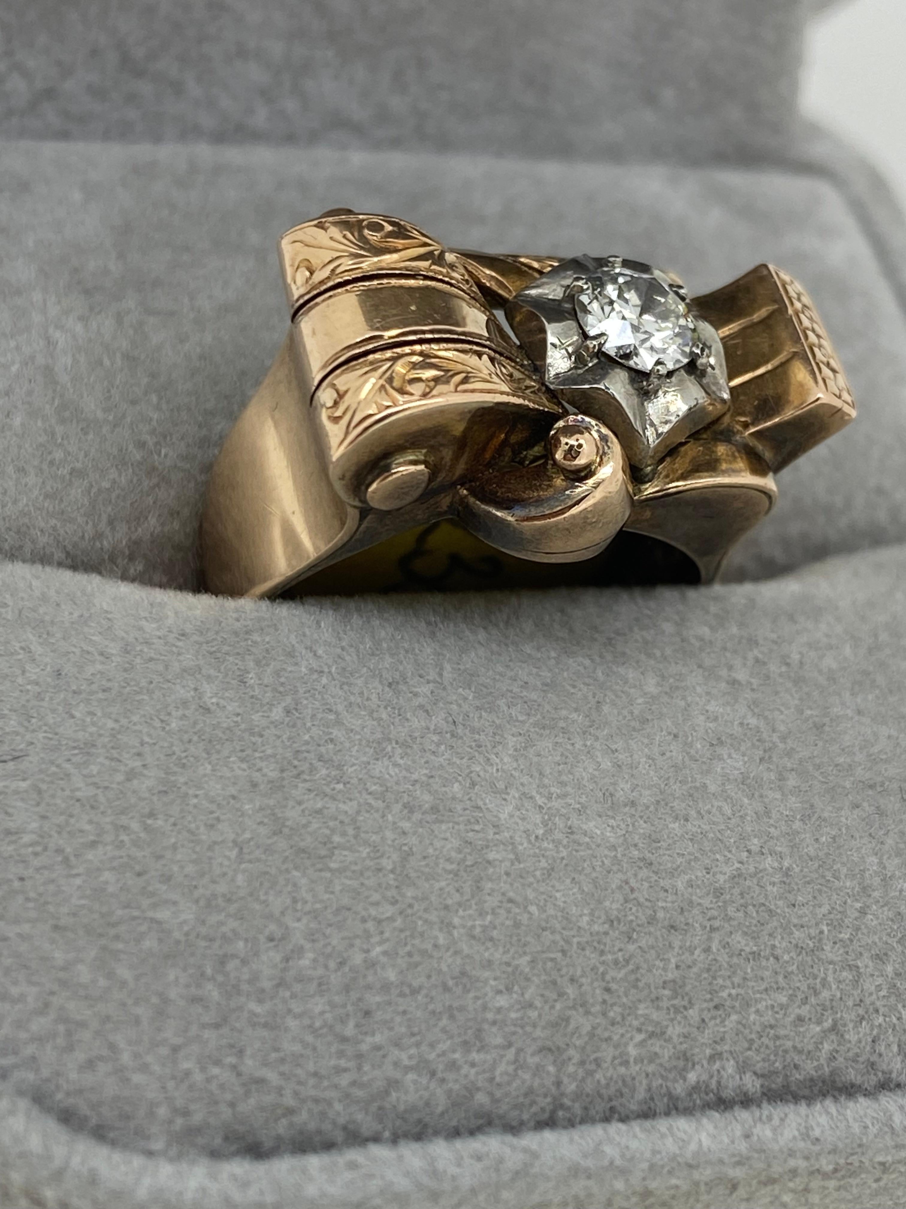 Ein Art-Deco-Ring mit 0,45 Karat Diamanten im alten europäischen Schliff und Bogenmotiv aus 14 Karat Roségold (Alteuropäischer Schliff)