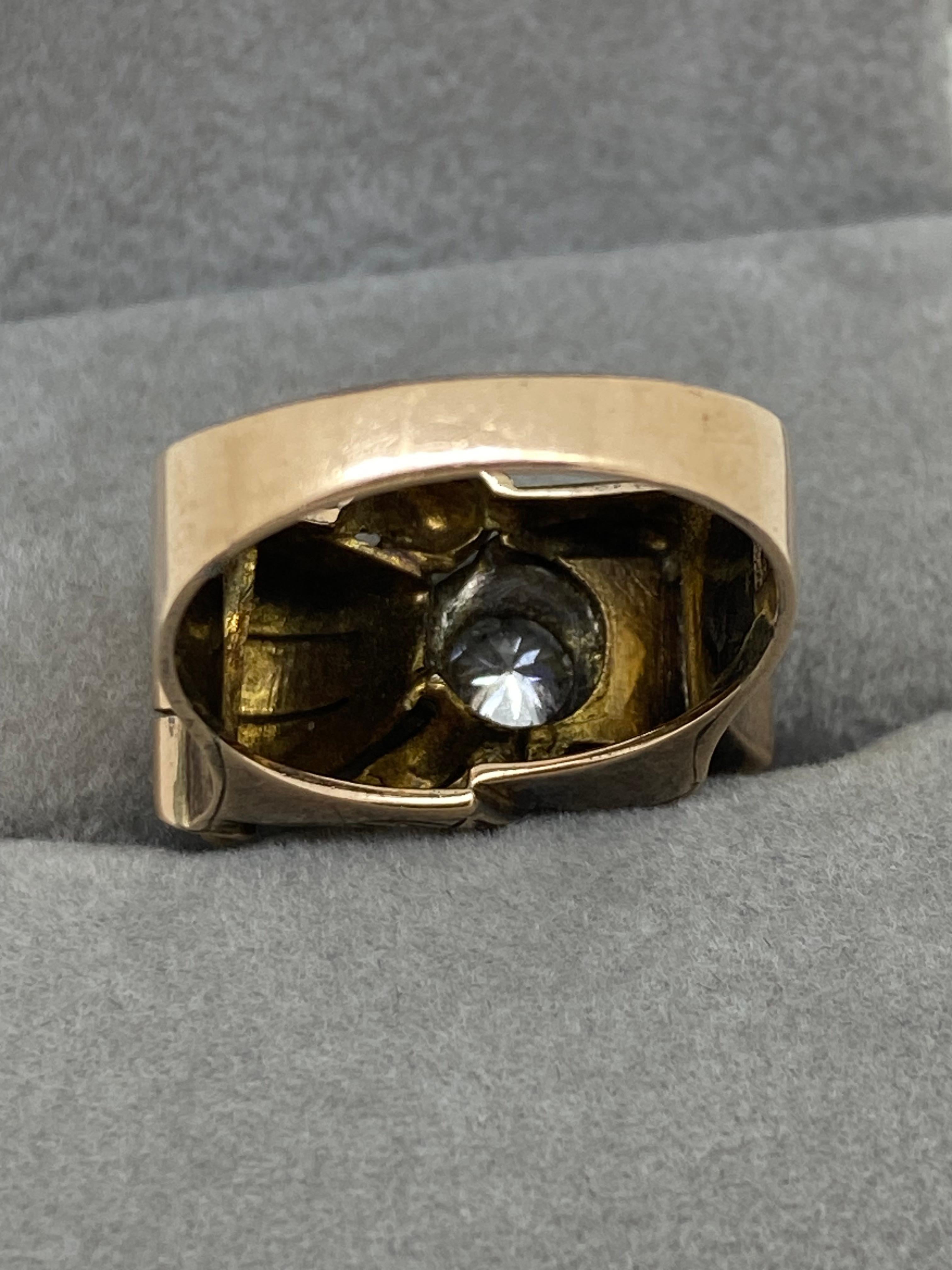 Ein Art-Deco-Ring mit 0,45 Karat Diamanten im alten europäischen Schliff und Bogenmotiv aus 14 Karat Roségold im Zustand „Hervorragend“ in MELBOURNE, AU