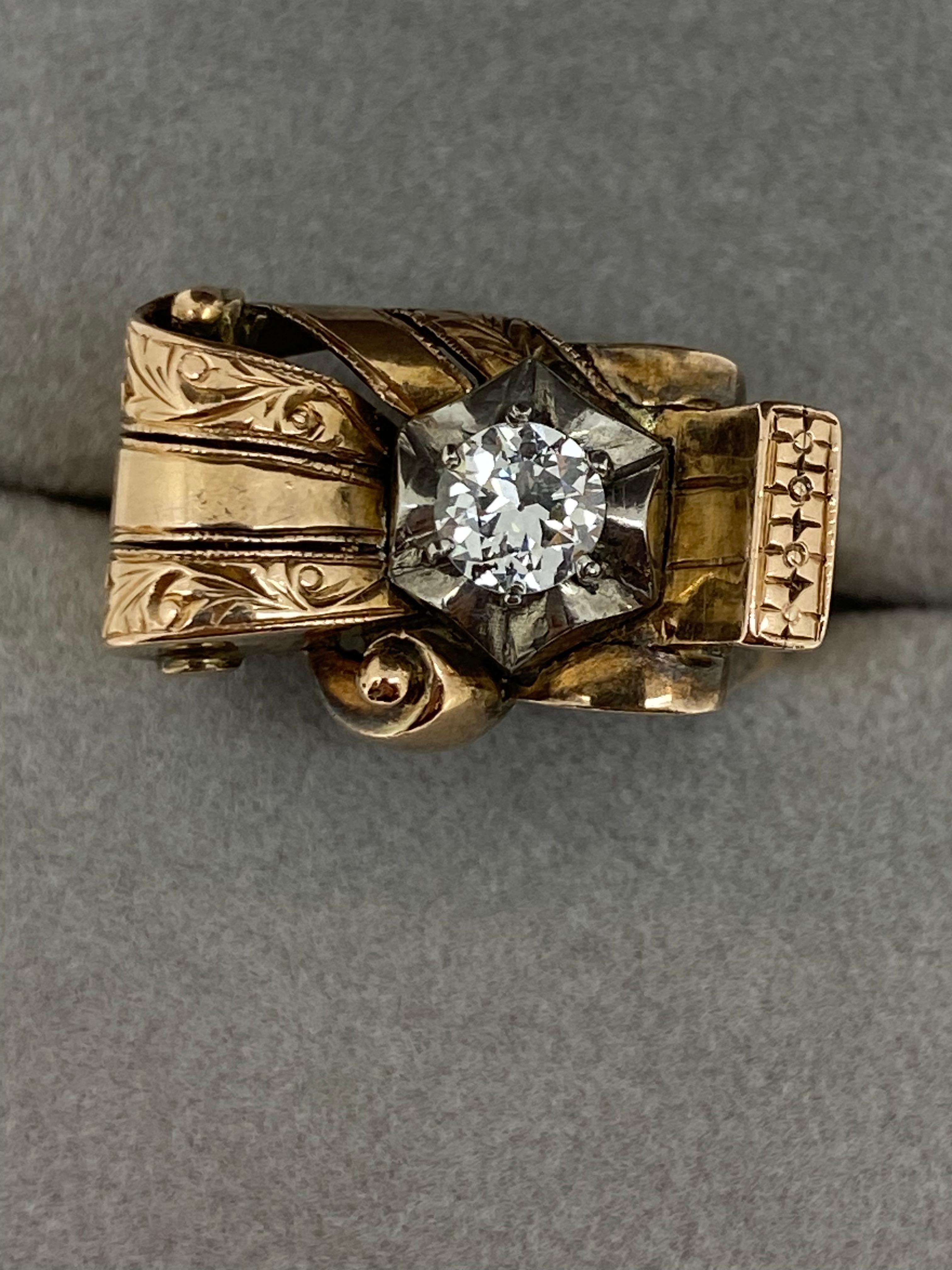 Ein Art-Deco-Ring mit 0,45 Karat Diamanten im alten europäischen Schliff und Bogenmotiv aus 14 Karat Roségold Damen