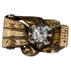 Ein Art-Deco-Ring mit 0,45 Karat Diamanten im alten europäischen Schliff und Bogenmotiv aus 14 Karat Roségold