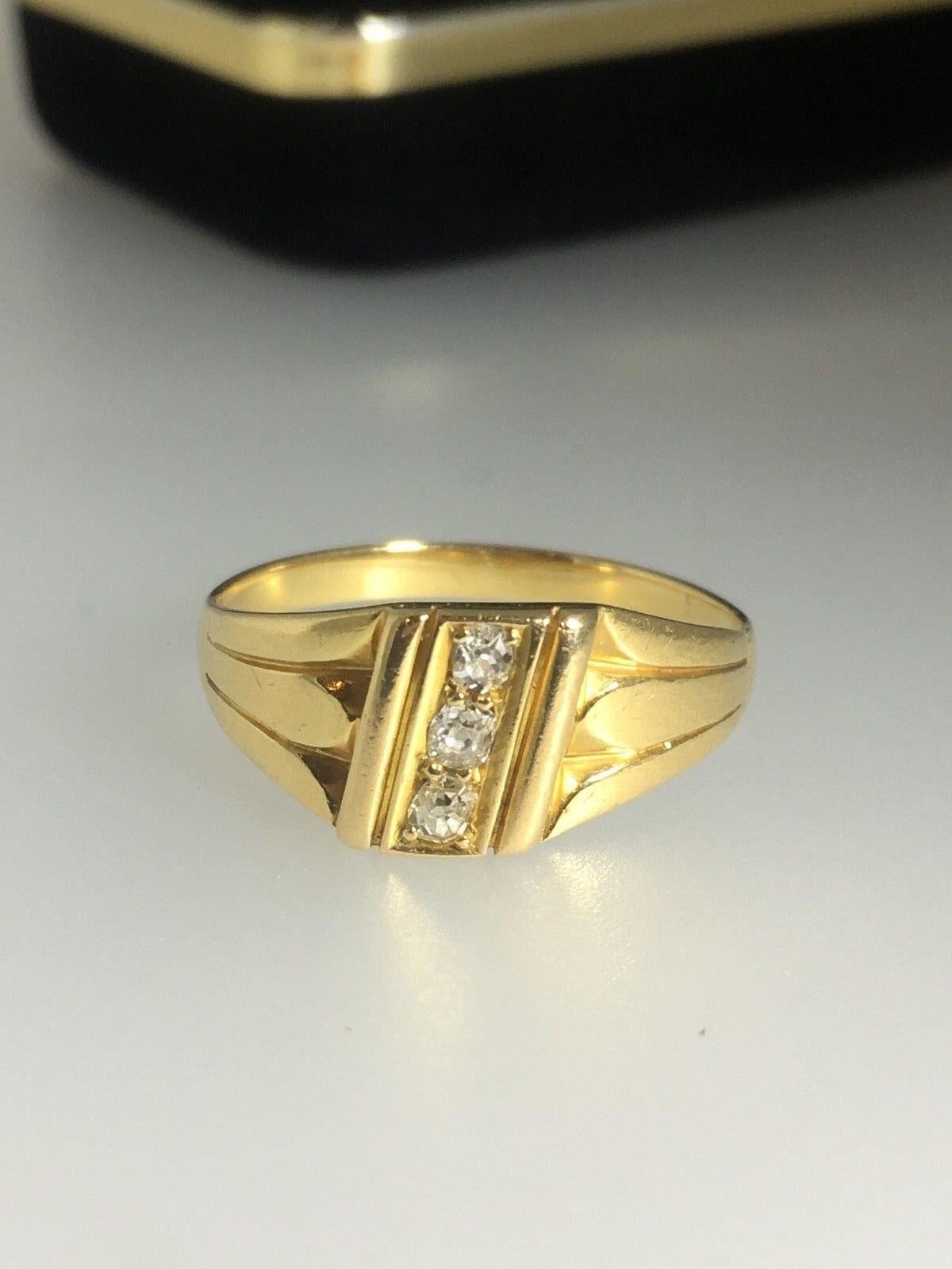 Bague en diamant Art-Déco, vers 1930 

serti au centre de 3 diamants de taille ancienne de 0,15ct au total environ. 
de bonne couleur et clarté 

Fabriqué en or jaune 18 carats 

Provenance : Europe

Poids total de l'article : 3,9gr. 
Taille de la