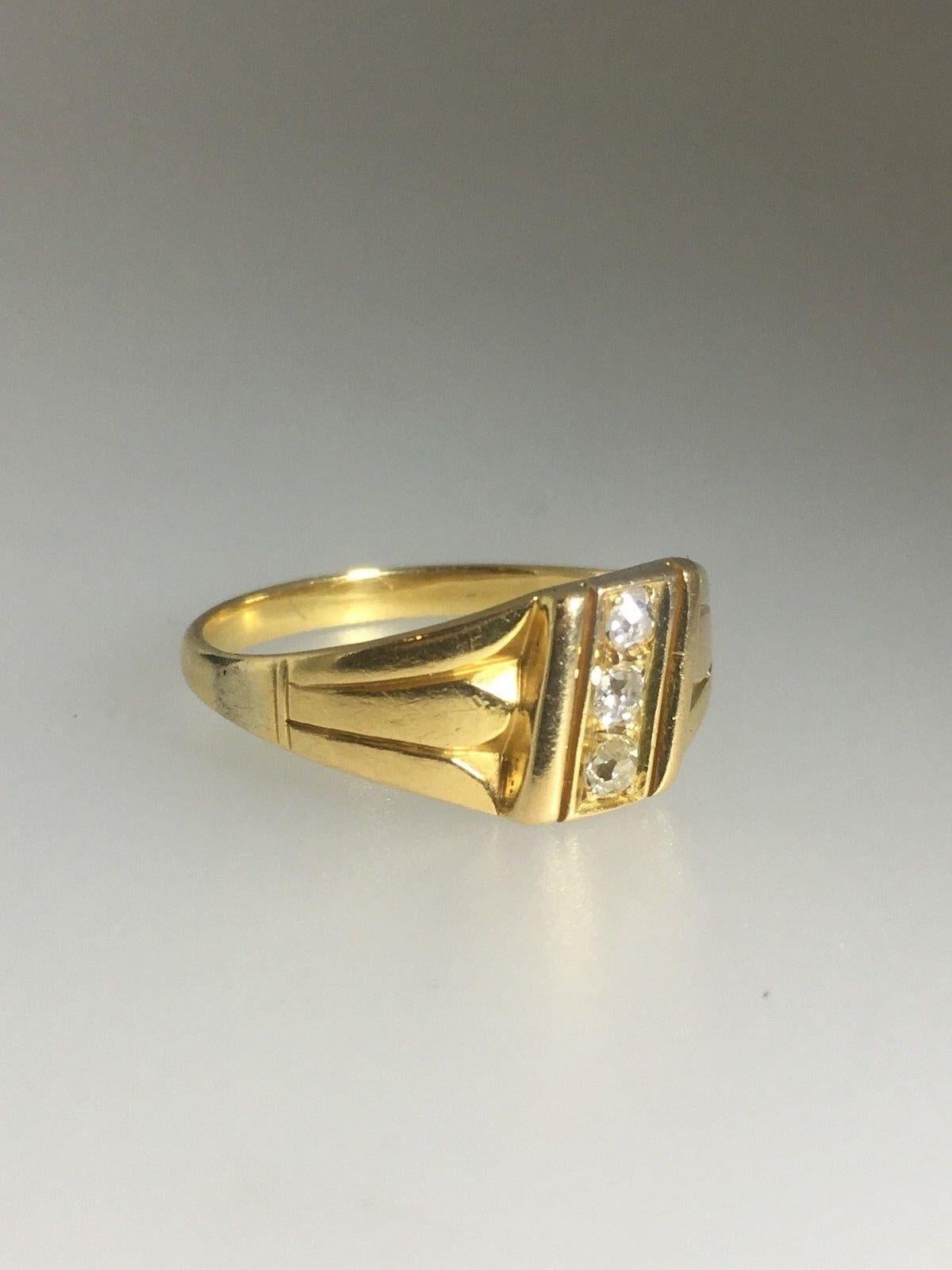 Bague Art déco en or 18 carats et diamants de taille européenne ancienne à 3 pierres Excellent état - En vente à MELBOURNE, AU