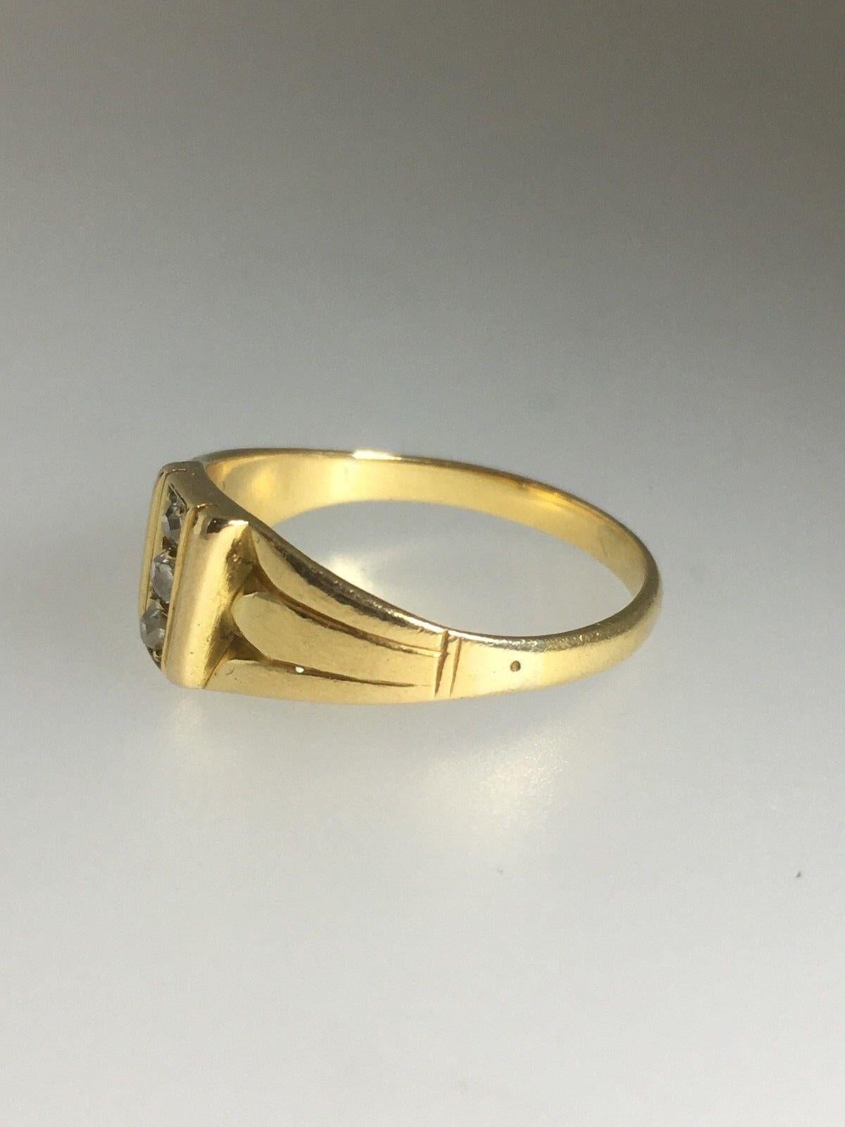 Bague Art déco en or 18 carats et diamants de taille européenne ancienne à 3 pierres Unisexe en vente