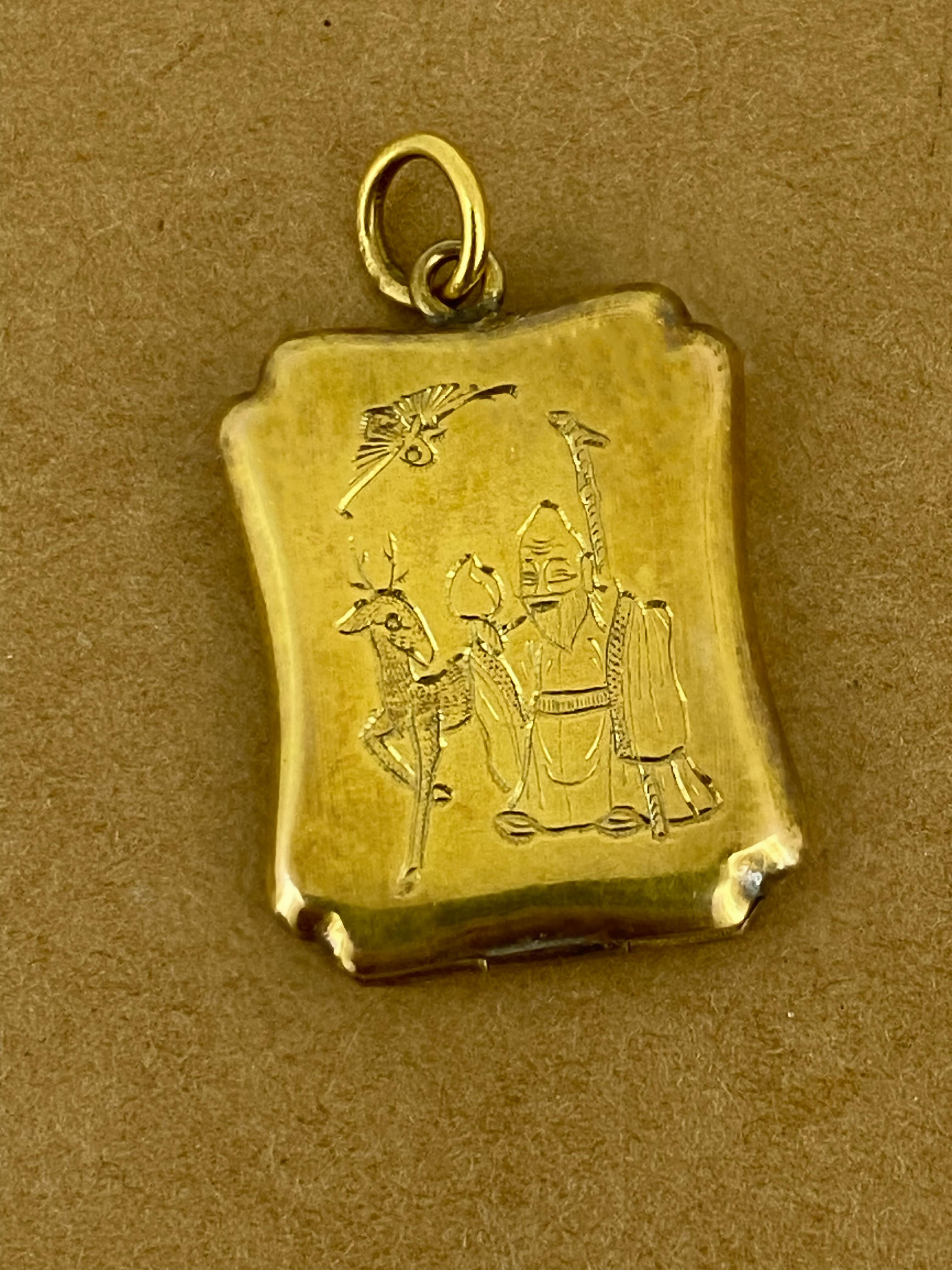 Mit verschlungenen chinesischen Motiven:
Sage, Vögel, Tiere & Natur 

Das Medaillon ist von beiden Seiten fein graviert,
aufklappbar, um ein doppeltes Fotofach freizugeben

Sorgfältig aus 18K Gelbgold gefertigt

Mit schön eingraviertem Blumen- und