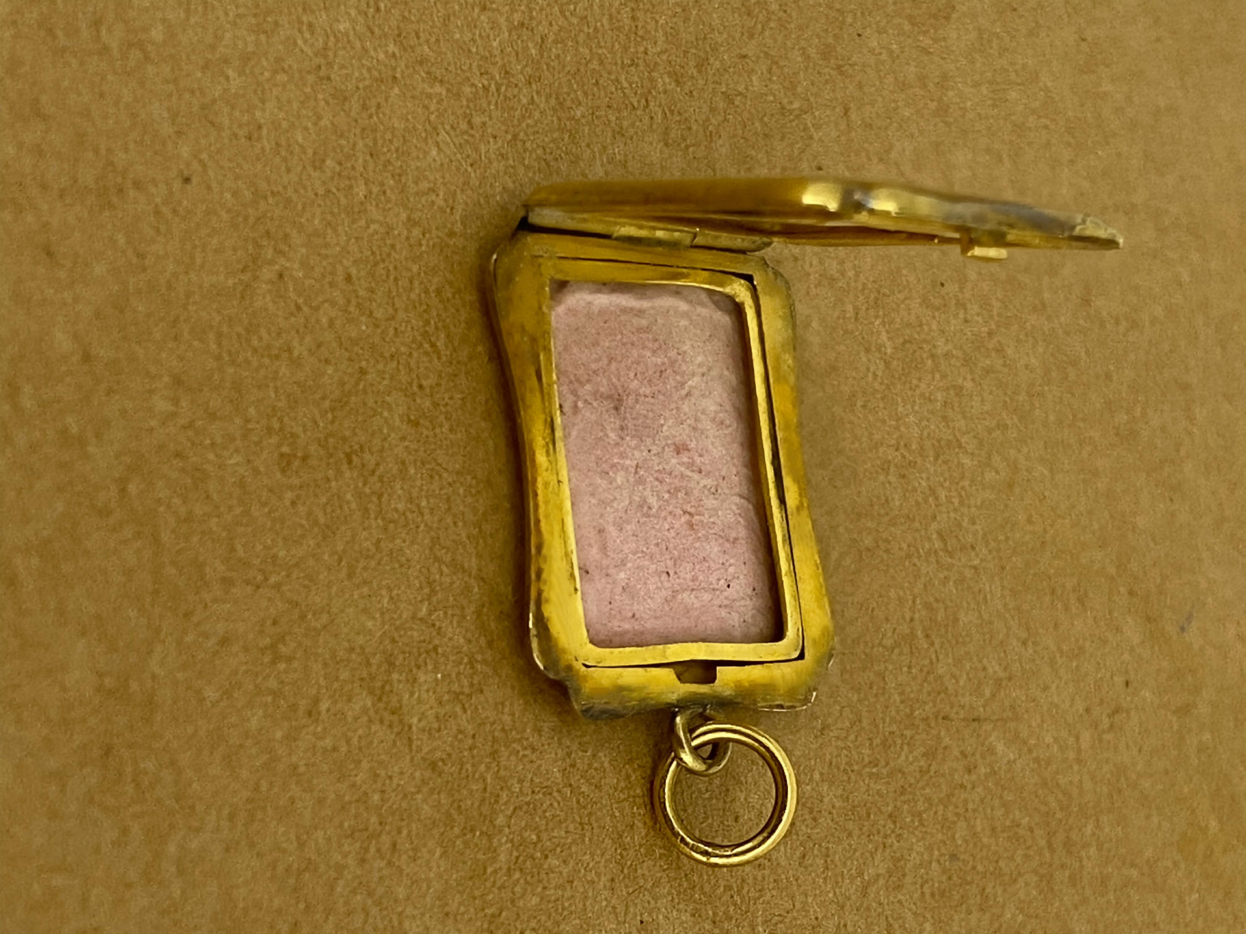 Ein Art-Deco 18K Gelbgold Chinoiserie fein graviert große Scharnier Medaillon (Art déco)