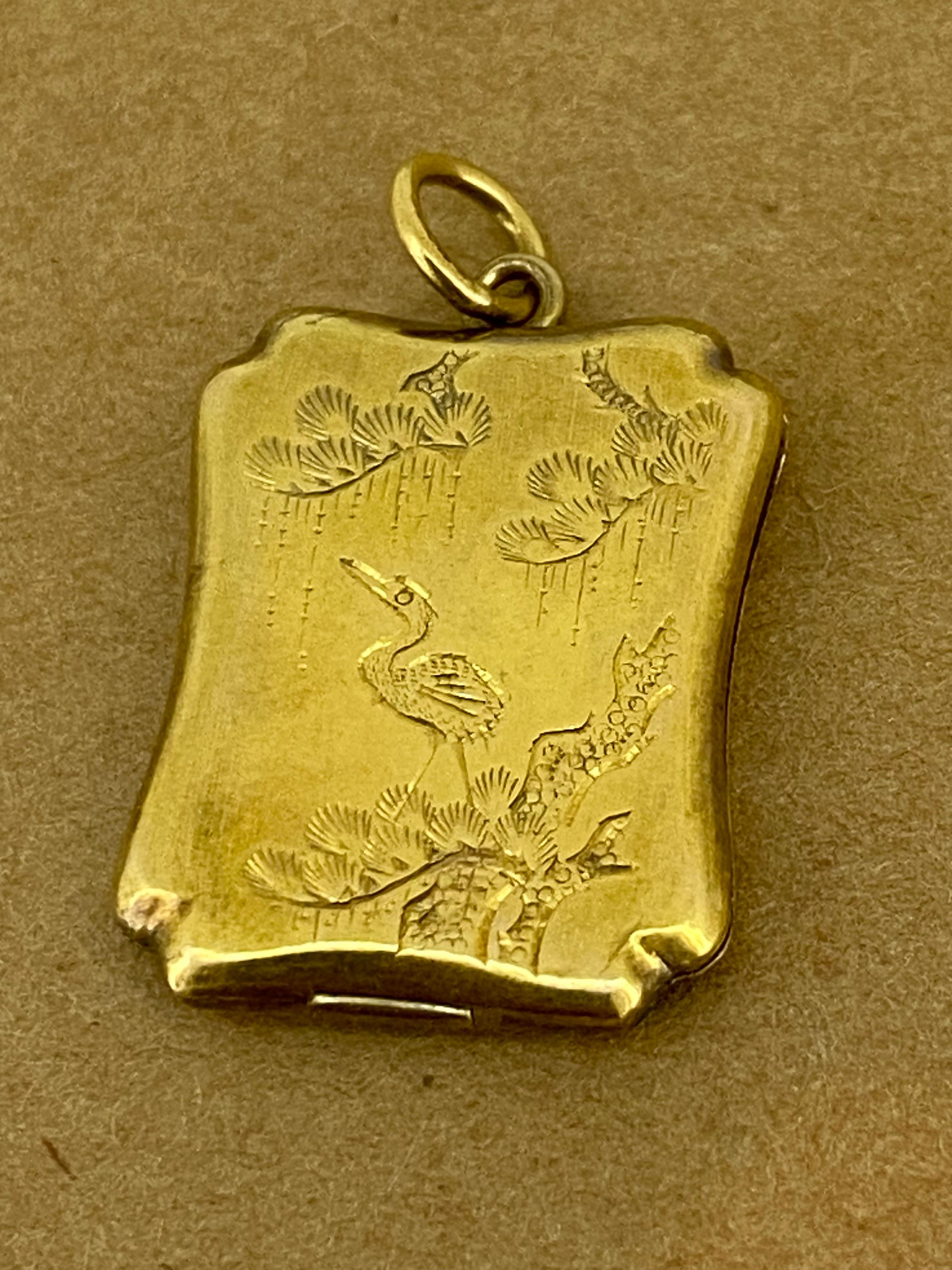 Ein Art-Deco 18K Gelbgold Chinoiserie fein graviert große Scharnier Medaillon im Zustand „Hervorragend“ in MELBOURNE, AU