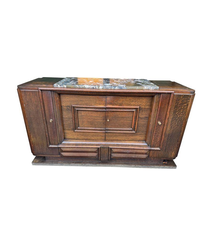 Buffet en chêne Art Déco des années 1940 de Gaston Poisson avec plateau en marbre d'origine. en vente 4