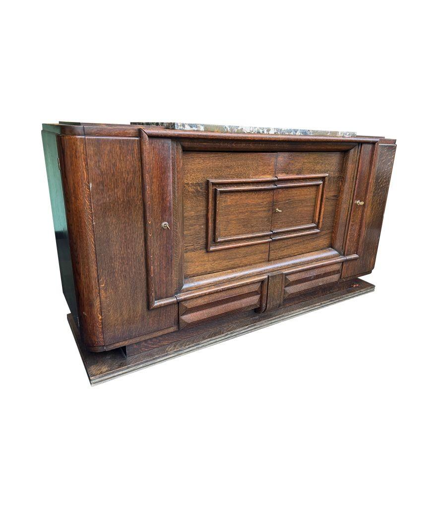 Buffet en chêne Art Déco des années 1940 de Gaston Poisson avec plateau en marbre d'origine. en vente 5
