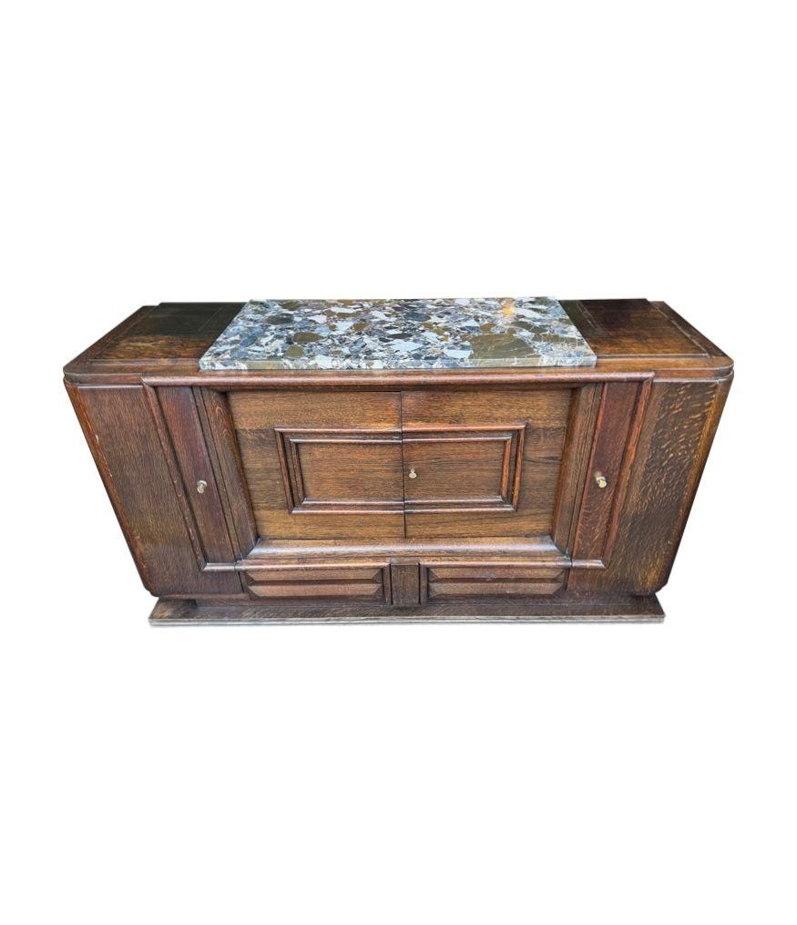 Buffet en chêne Art Déco des années 1940 de Gaston Poisson avec plateau en marbre d'origine. en vente 6