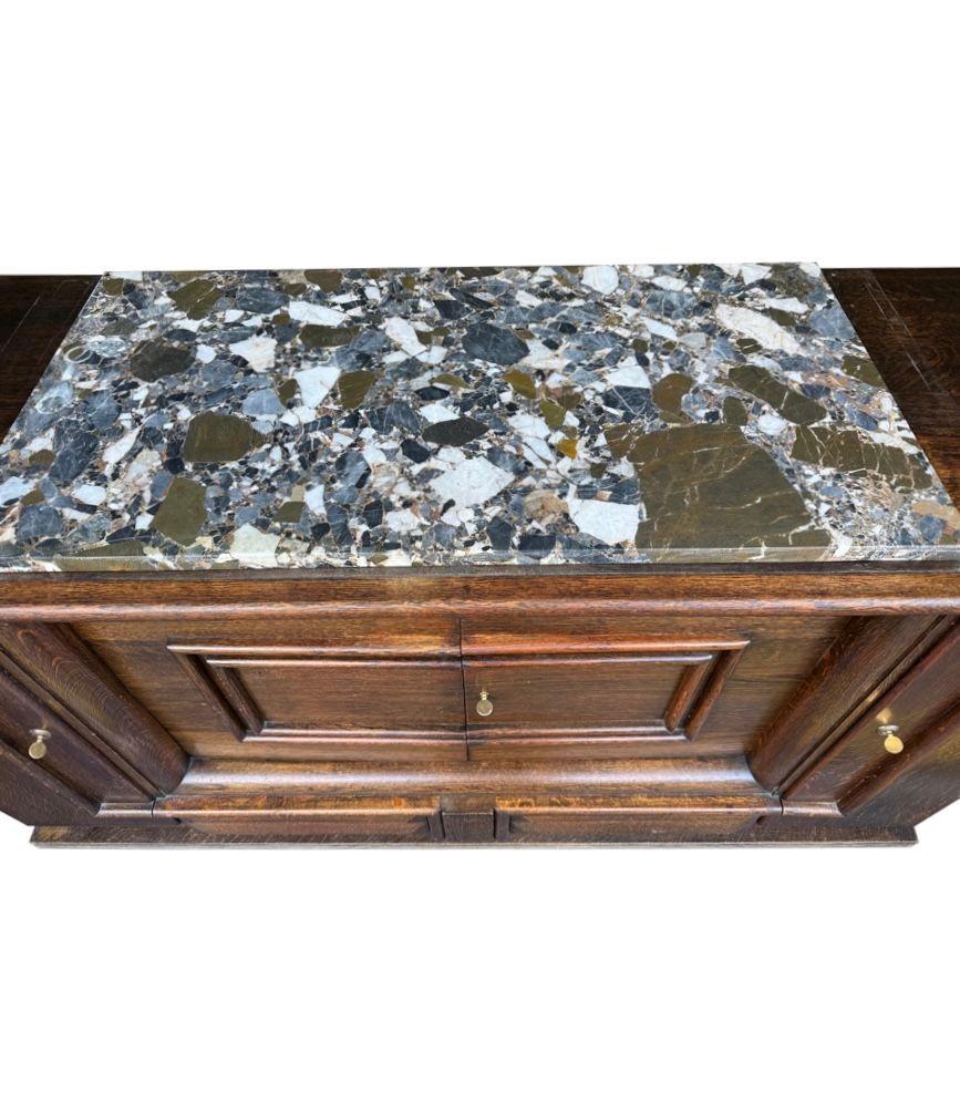 Buffet en chêne Art Déco des années 1940 de Gaston Poisson avec plateau en marbre d'origine. en vente 7