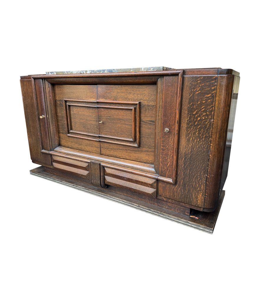 Buffet en chêne Art Déco des années 1940 de Gaston Poisson avec plateau en marbre d'origine. en vente 8