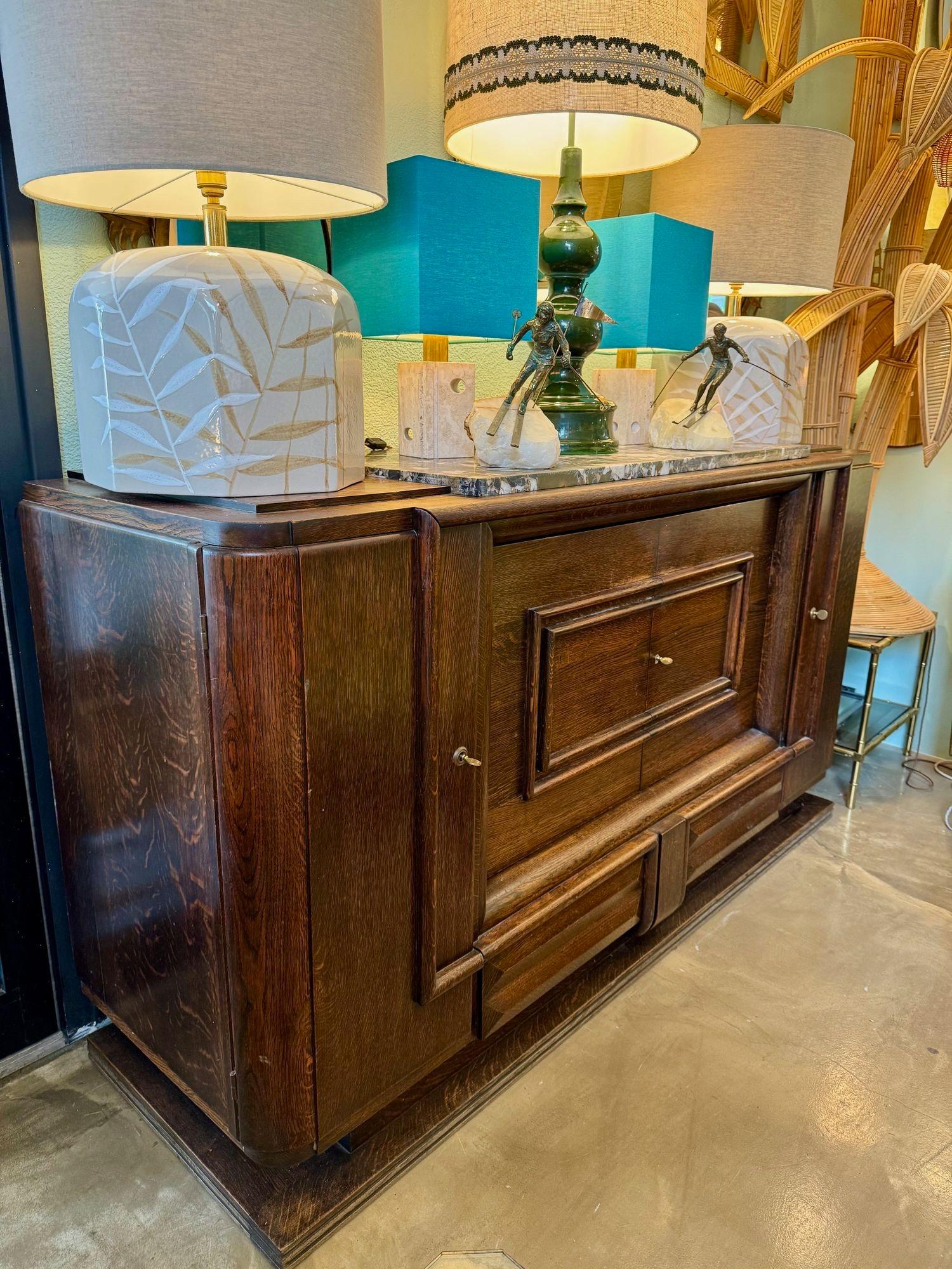 Buffet en chêne Art Déco des années 1940 de Gaston Poisson avec plateau en marbre d'origine. en vente 11
