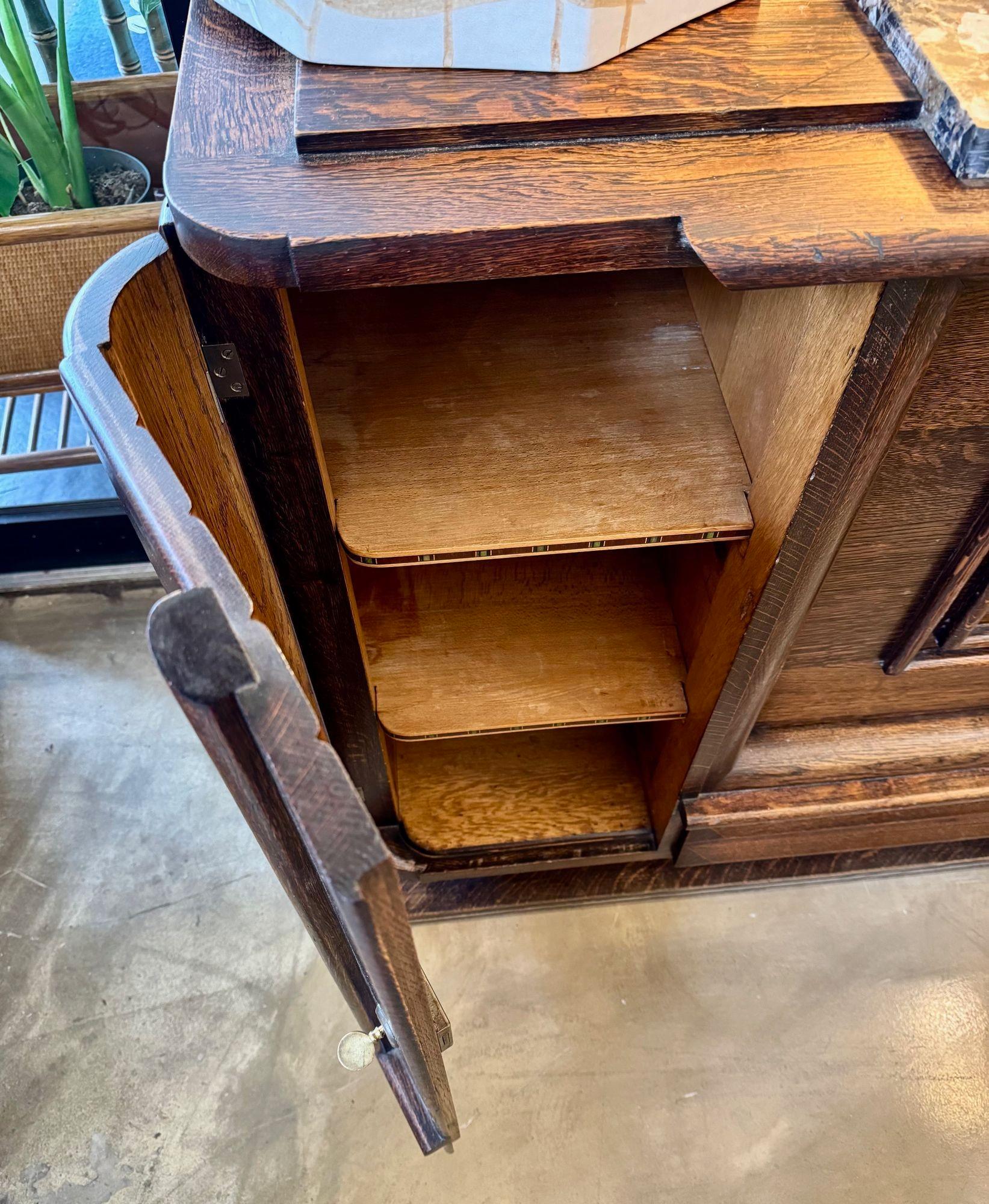 Buffet en chêne Art Déco des années 1940 de Gaston Poisson avec plateau en marbre d'origine. en vente 12