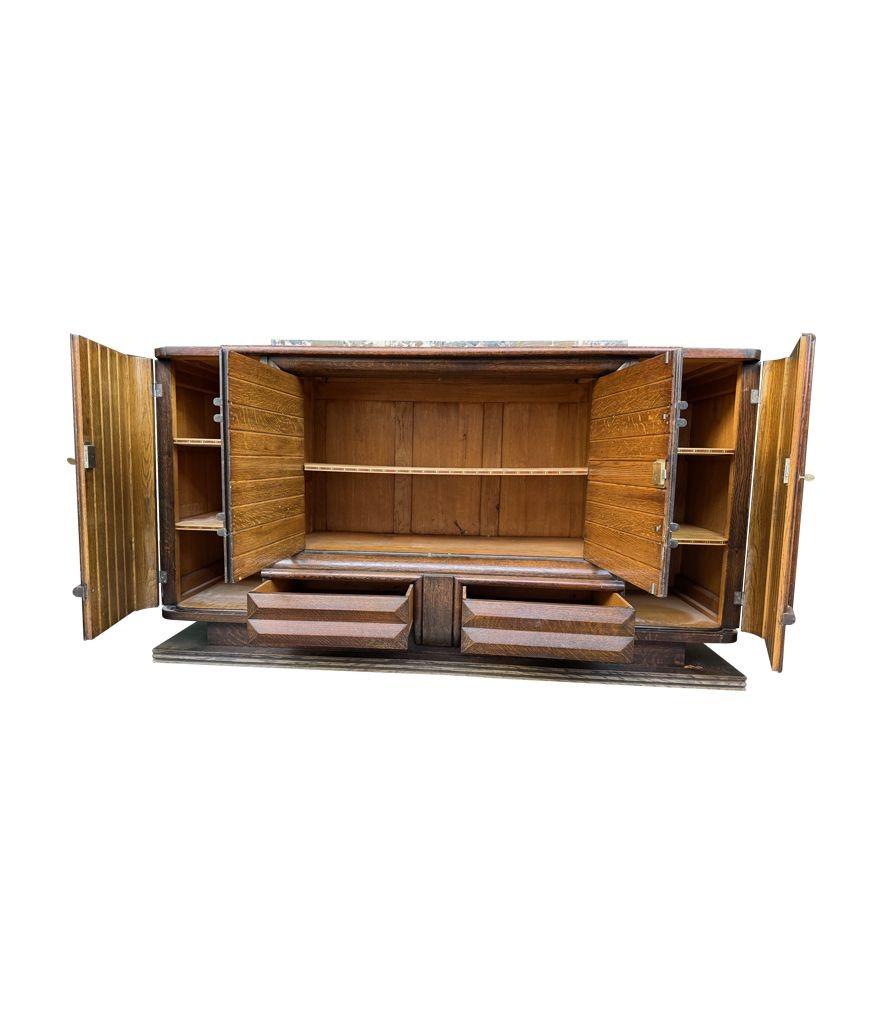 Français Buffet en chêne Art Déco des années 1940 de Gaston Poisson avec plateau en marbre d'origine. en vente